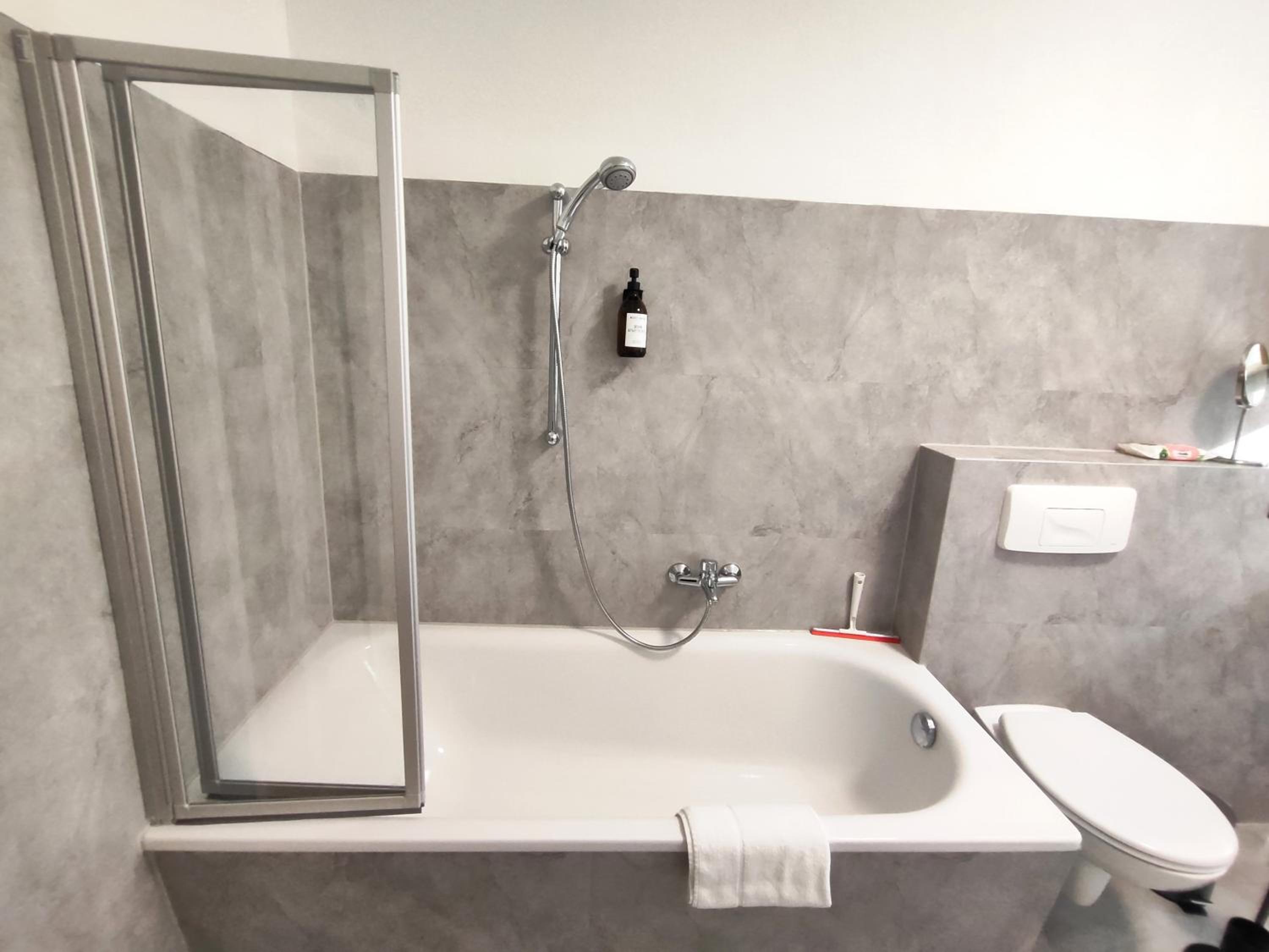 BohnApartments Bechstein - sehr ruhig - 3 Schlafzimmer - Balkon - Stellplätze- WLAN - Vollausstattung