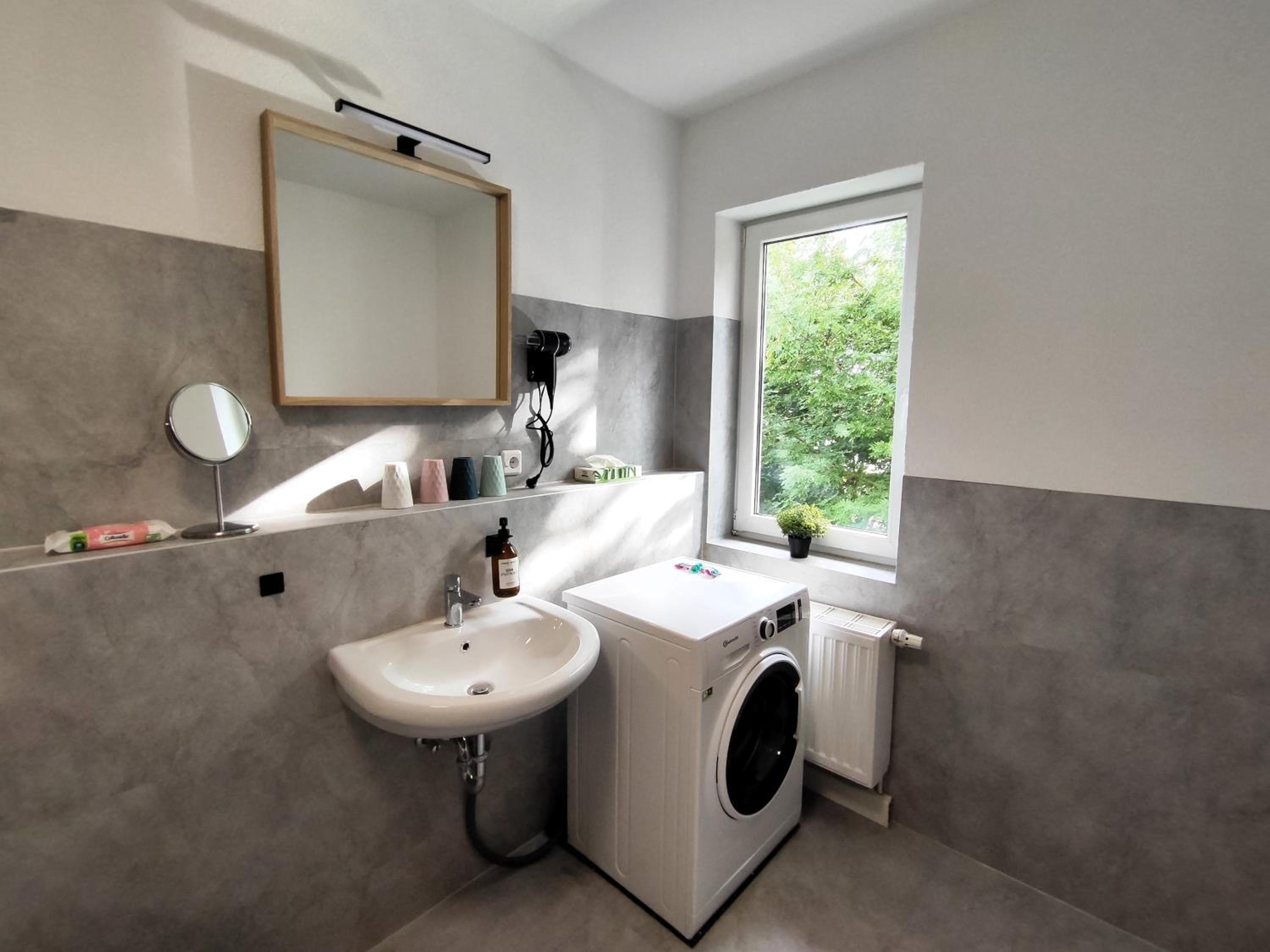 BohnApartments Bechstein - sehr ruhig - 3 Schlafzimmer - Balkon - Stellplätze- WLAN - Vollausstattung