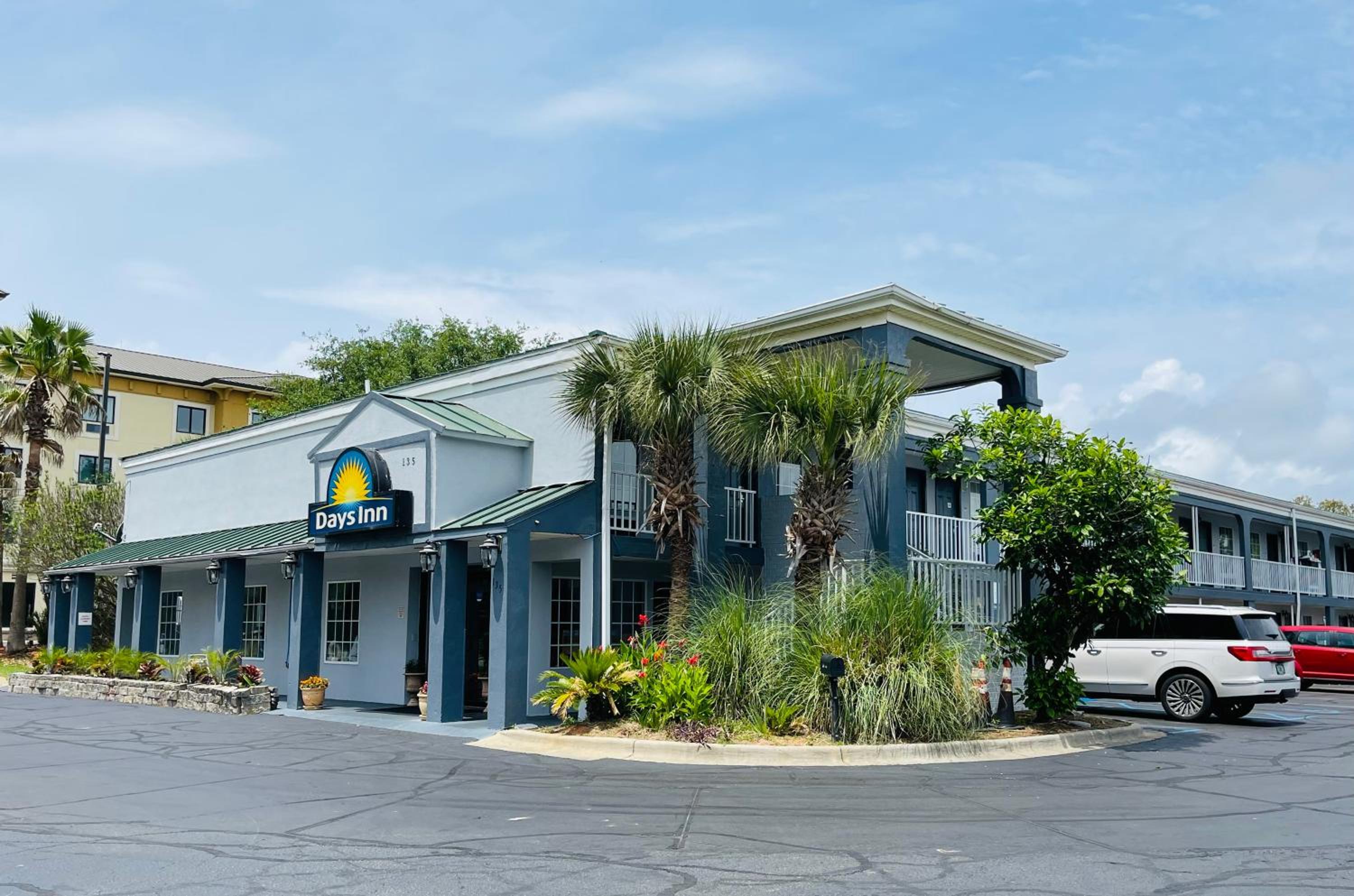 Hotel Days Inn by Wyndham Fort Walton Beach - Image 1