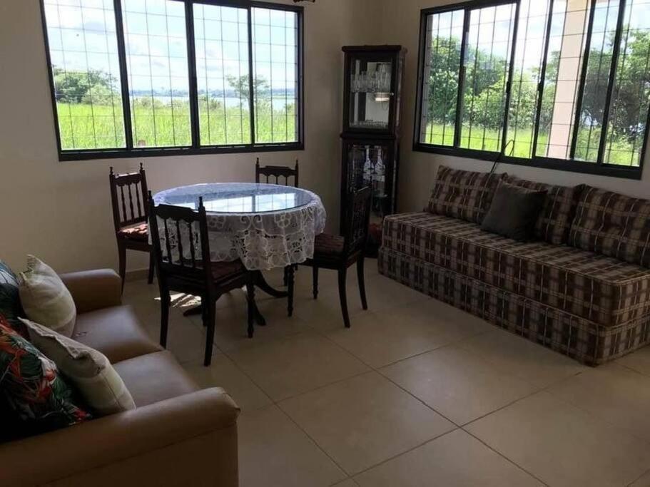 Chalé do lago no campo em Zacarias SP