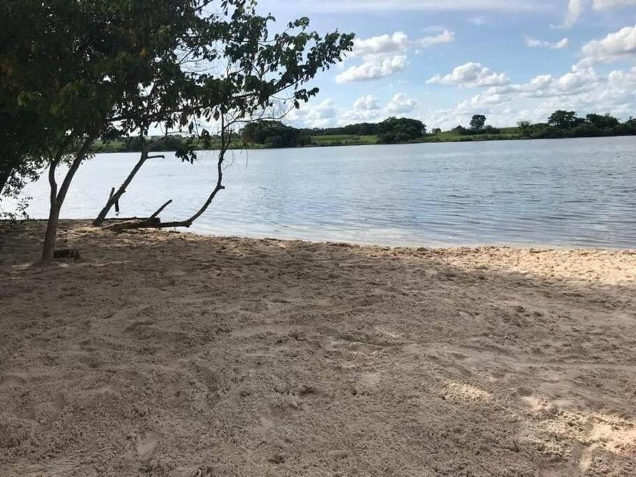 Chalé do lago no campo em Zacarias SP