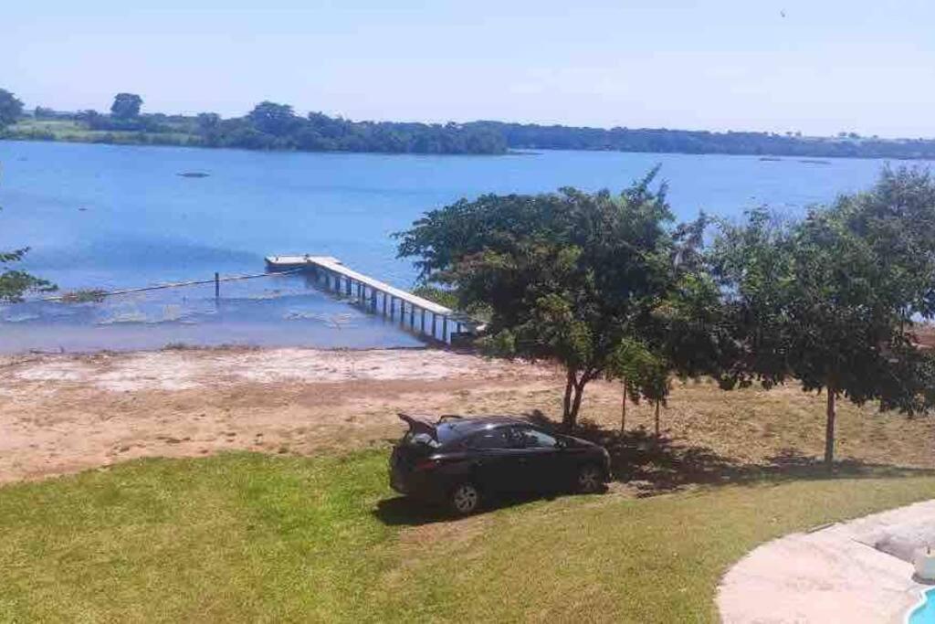 Chalé do lago no campo em Zacarias SP