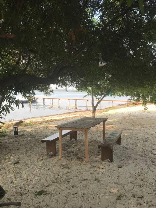 Chalé do lago no campo em Zacarias SP