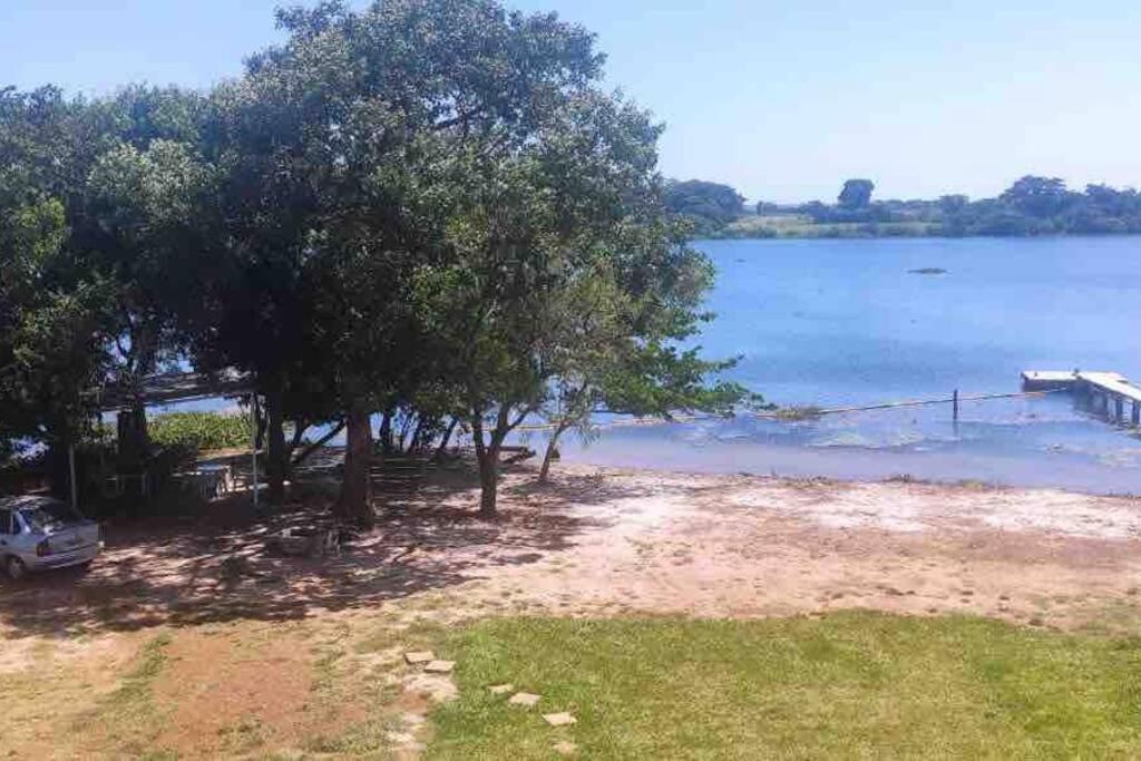 Chalé do lago no campo em Zacarias SP