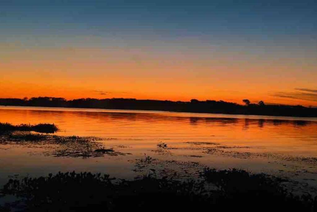 Chalé do lago no campo em Zacarias SP