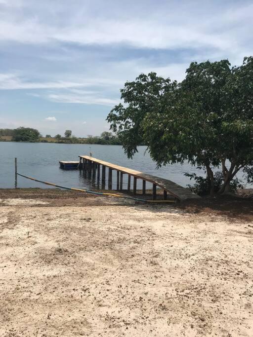 Chalé do lago no campo em Zacarias SP
