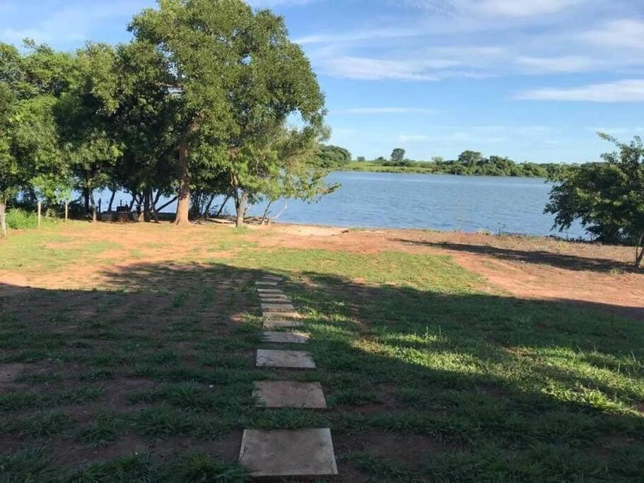 Chalé do lago no campo em Zacarias SP