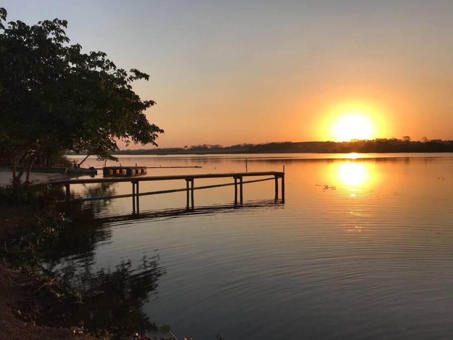 Chalé do lago no campo em Zacarias SP