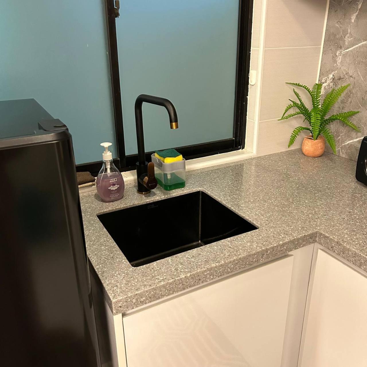 Paradigm Mall 1BR-Poolview-Netflix-WiFi by JB RelaX Homestay
