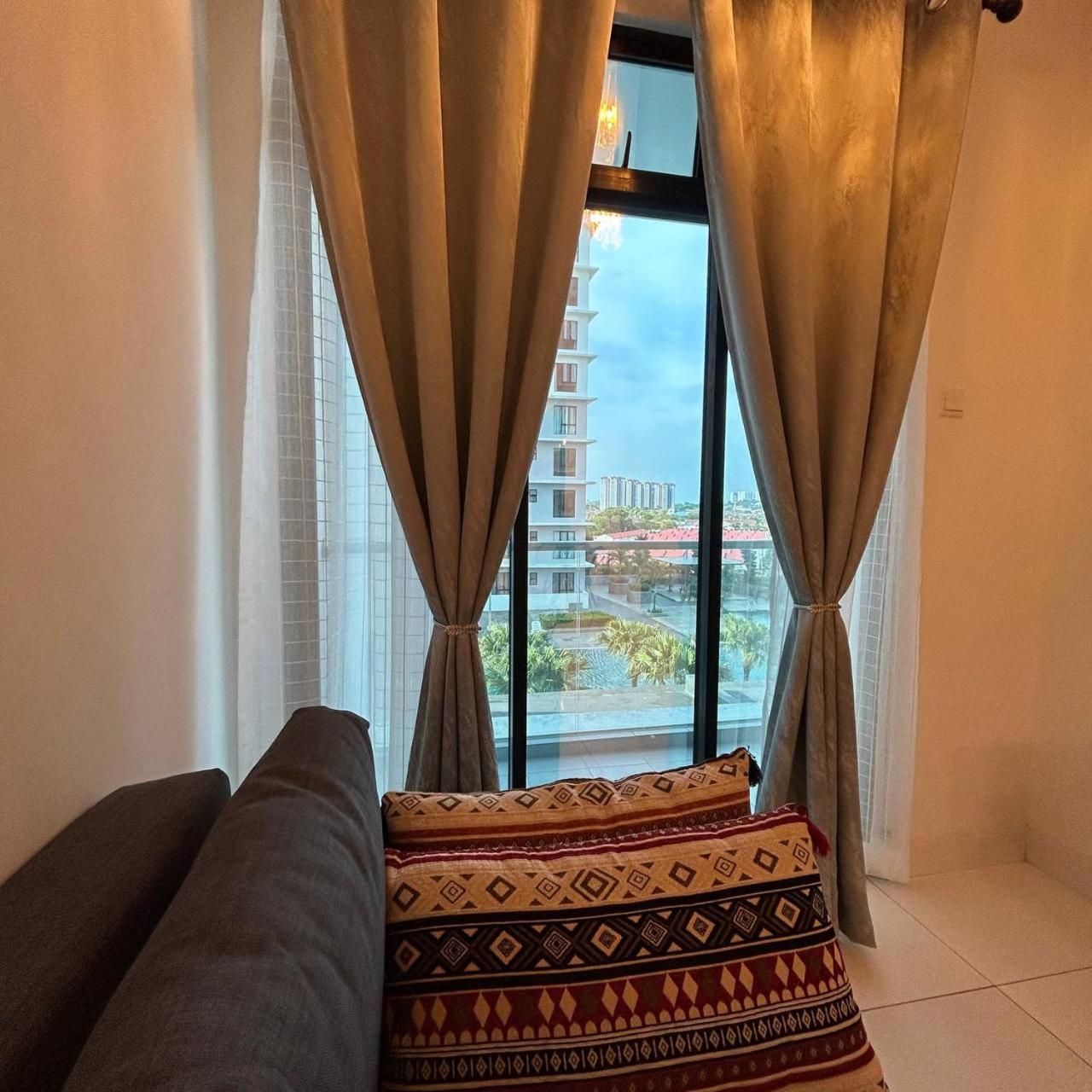 Paradigm Mall 1BR-Poolview-Netflix-WiFi by JB RelaX Homestay