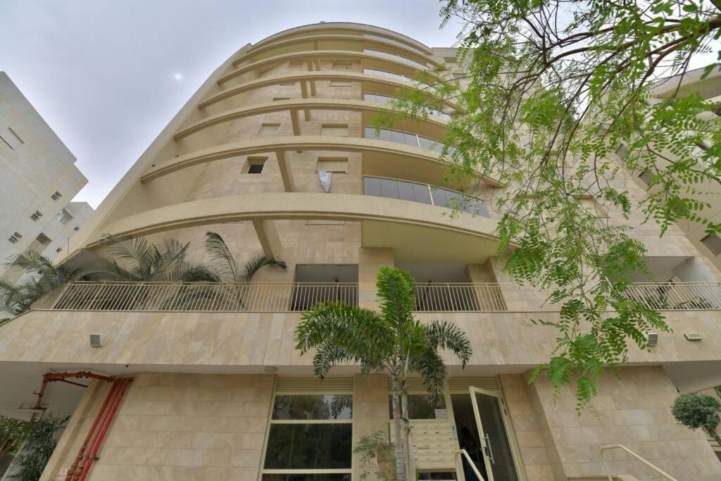 Neat 4BR Apt. With Parking/High Floor/Elevator/AC view 3