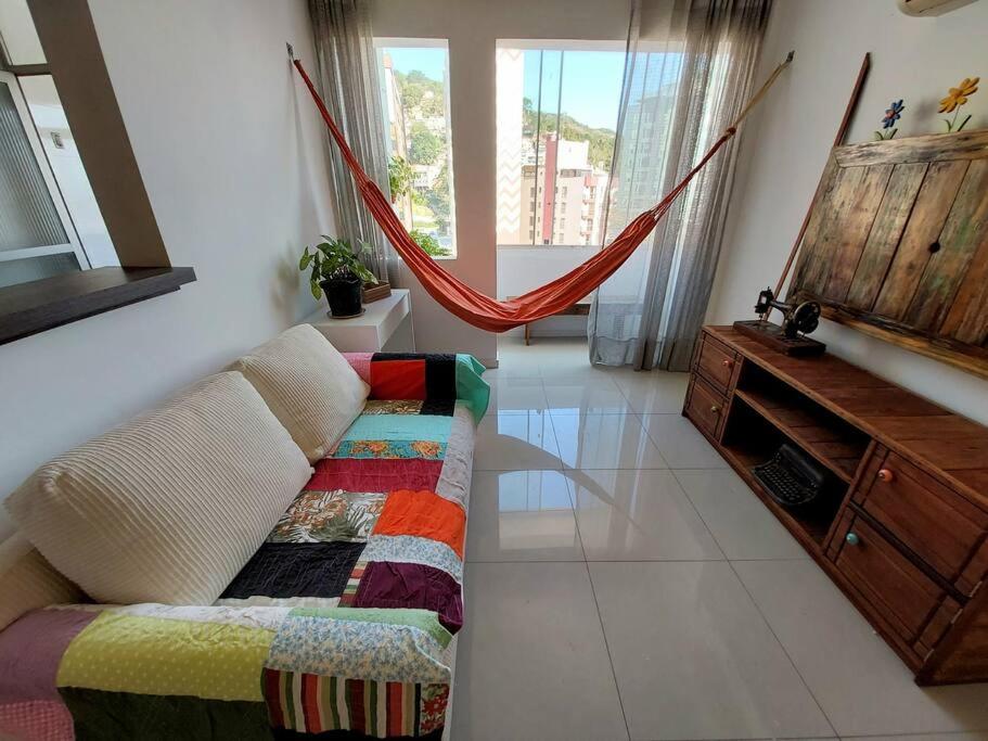 Melhor custo benefício no centro 4 pessoas, 2Q, ar, garagem, cozinha completa
