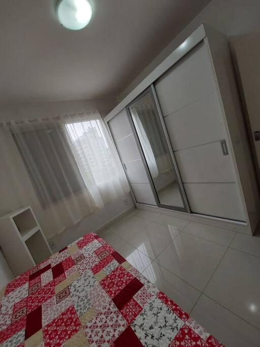 Melhor custo benefício no centro 4 pessoas, 2Q, ar, garagem, cozinha completa