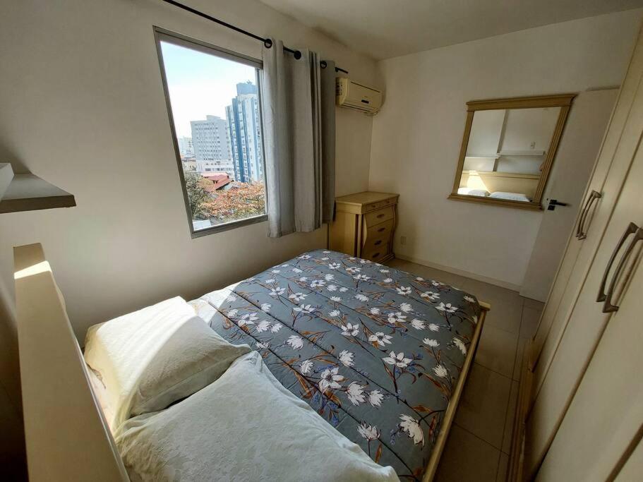 Melhor custo benefício no centro 4 pessoas, 2Q, ar, garagem, cozinha completa