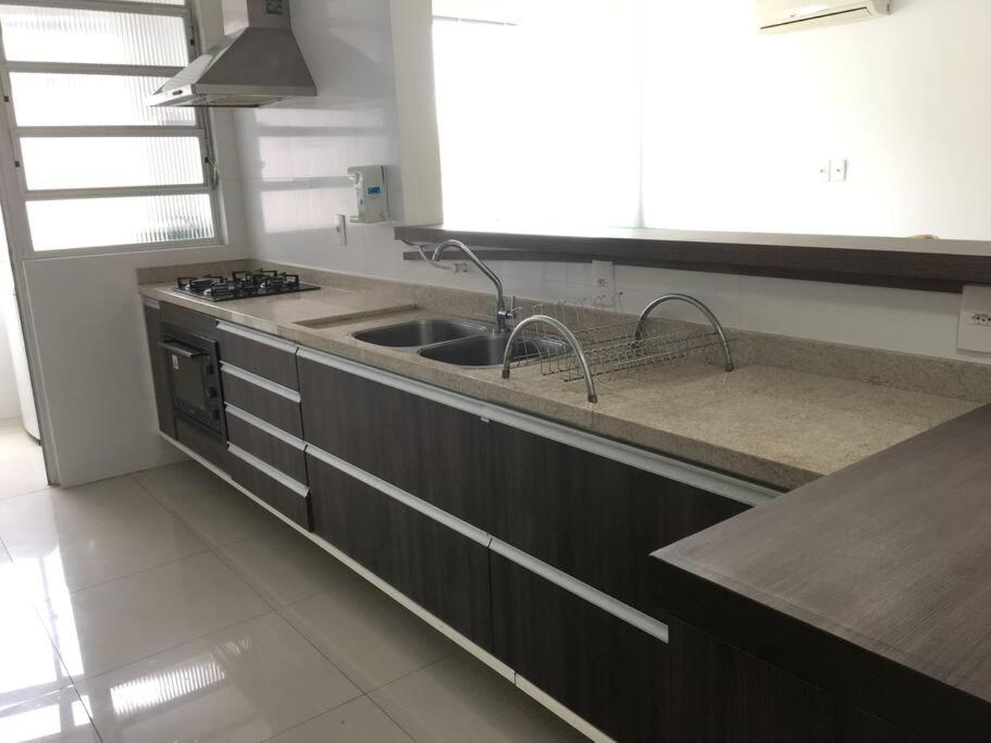 Melhor custo benefício no centro 4 pessoas, 2Q, ar, garagem, cozinha completa
