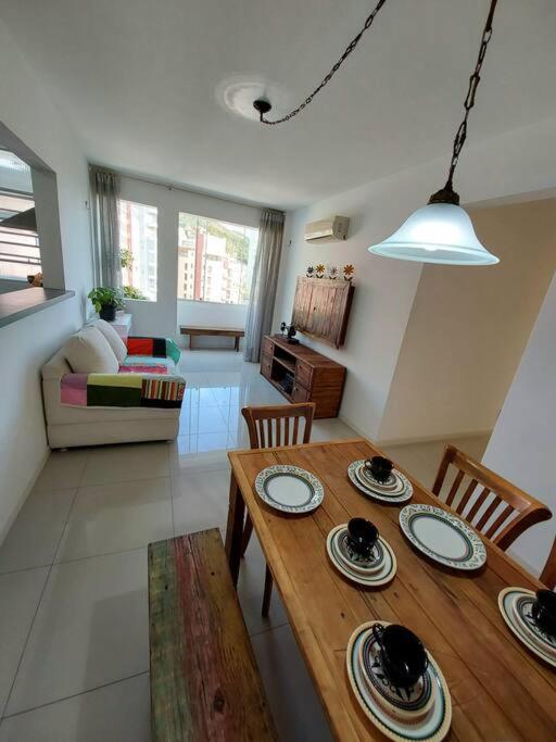 Melhor custo benefício no centro 4 pessoas, 2Q, ar, garagem, cozinha completa