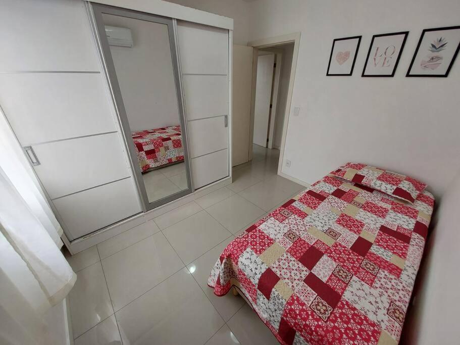 Melhor custo benefício no centro 4 pessoas, 2Q, ar, garagem, cozinha completa