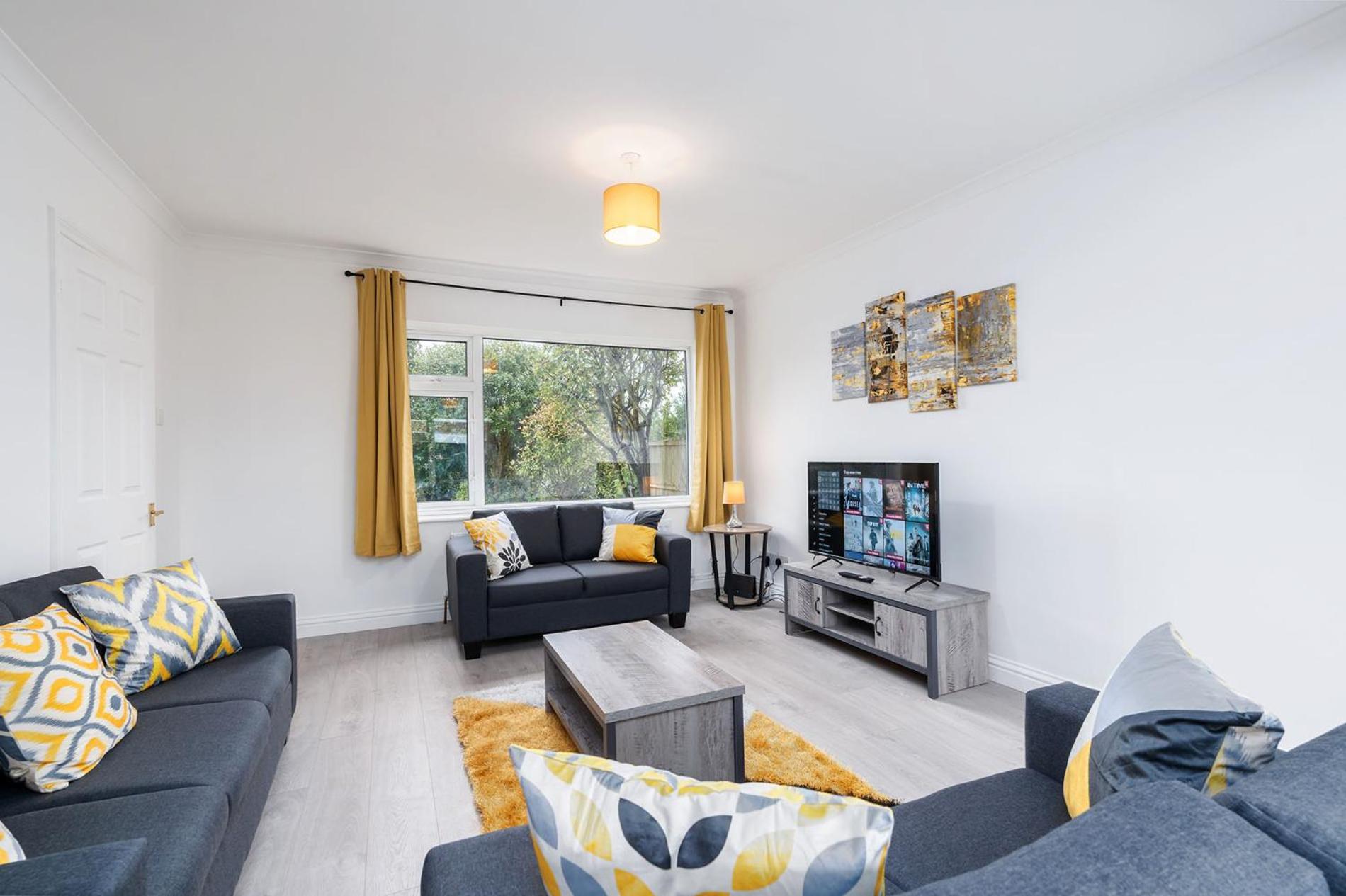 Spacious Modern Home in Sheffield view 4