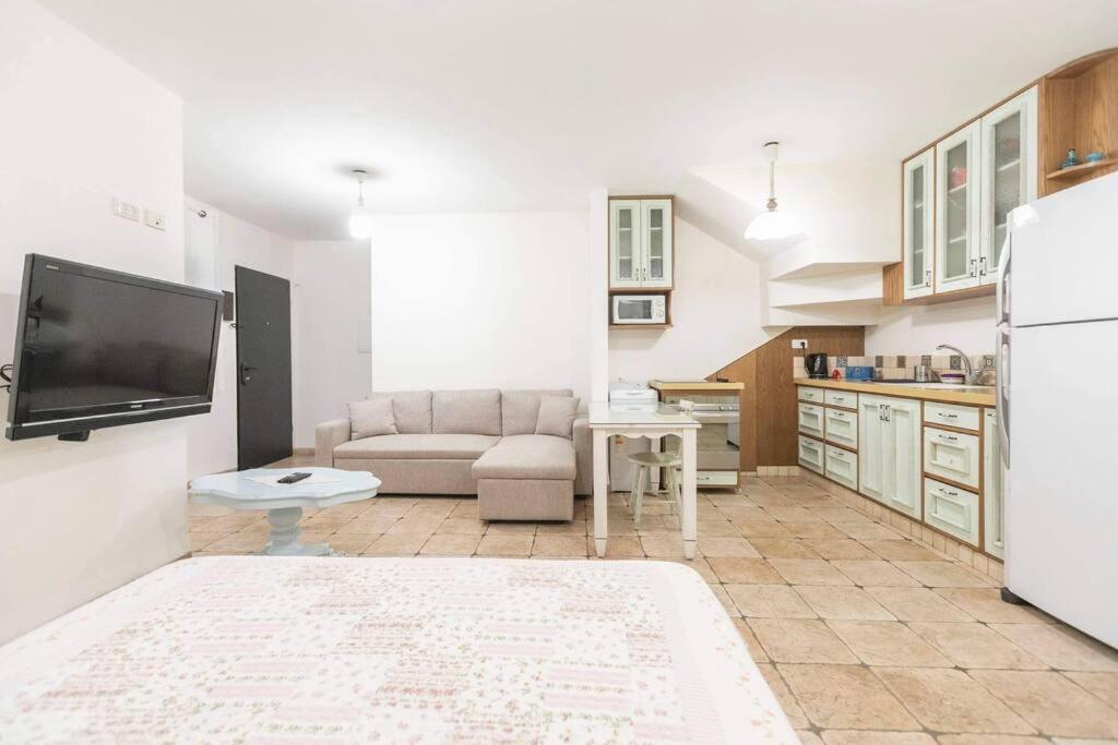 Lola House