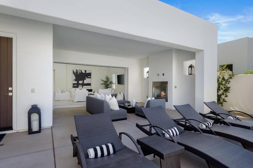 La Quinta Contemporary Home with a View