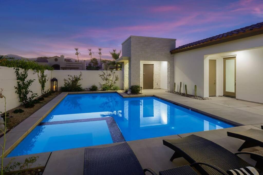 La Quinta Contemporary Home with a View