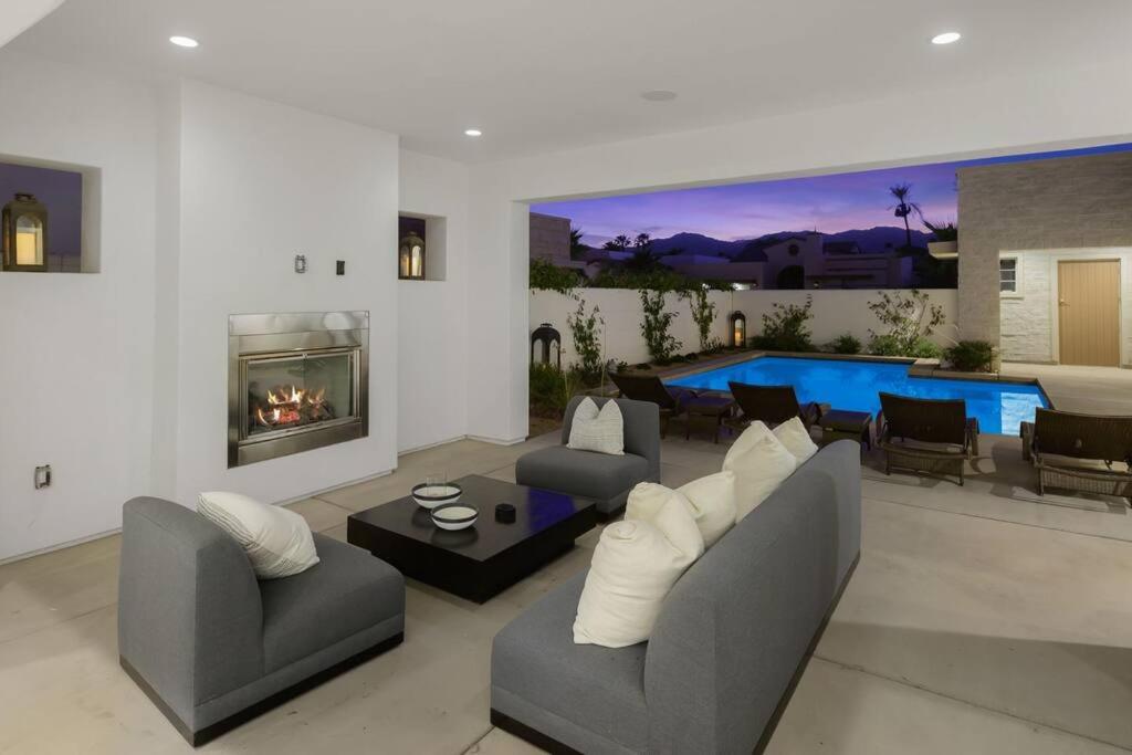 La Quinta Contemporary Home with a View