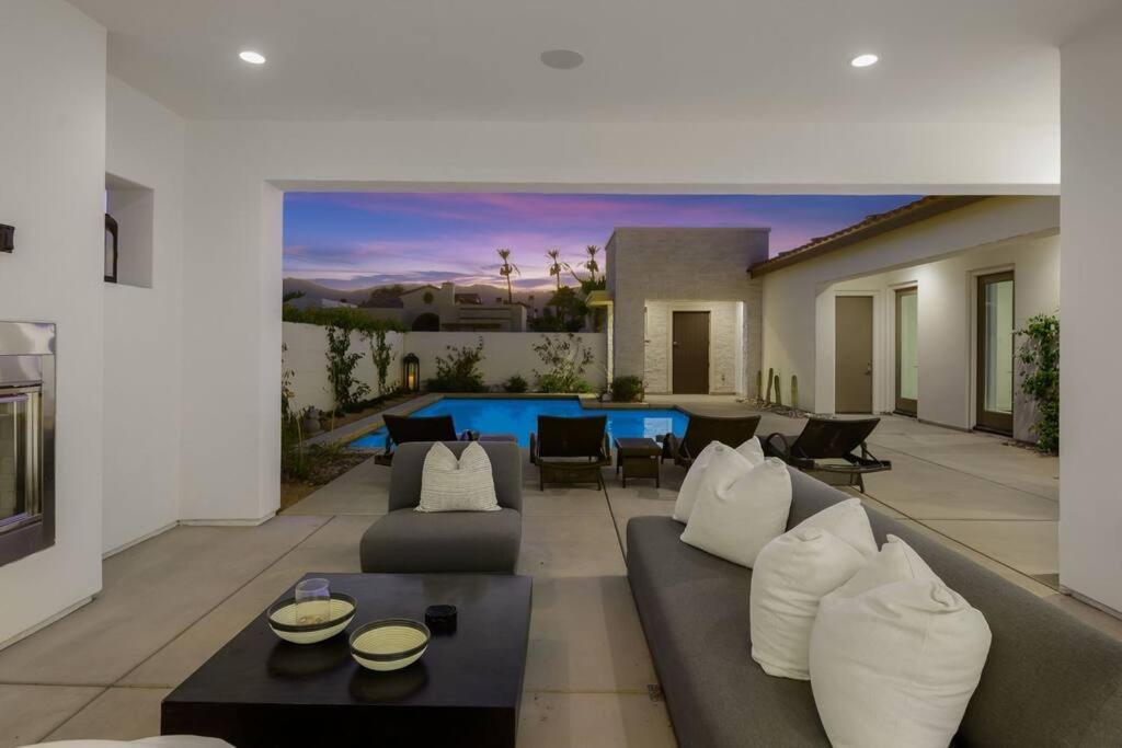 La Quinta Contemporary Home with a View
