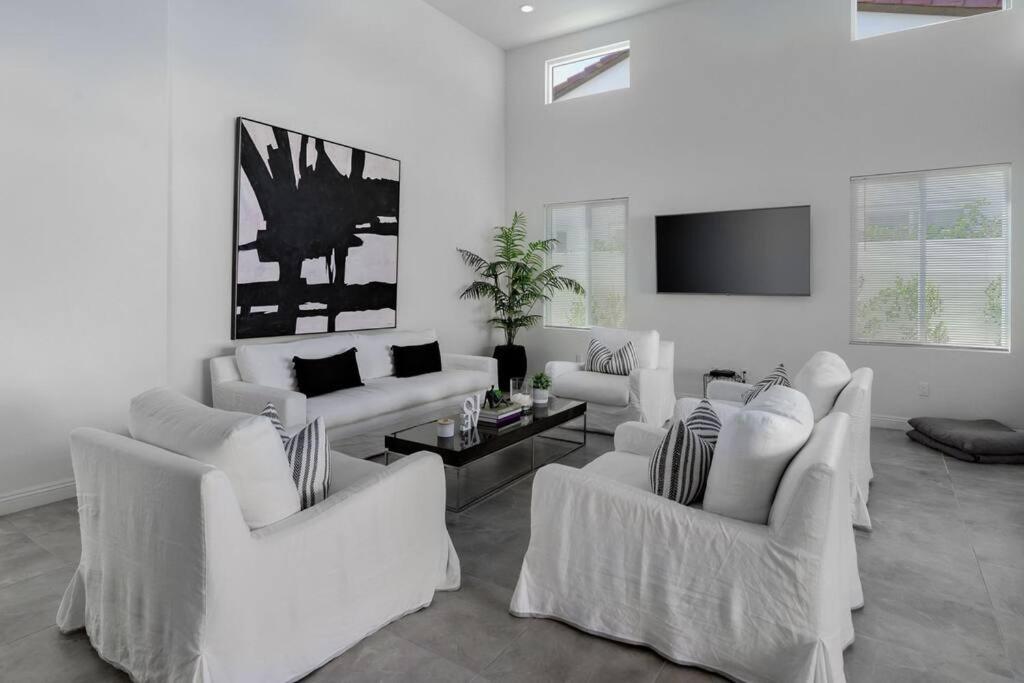 La Quinta Contemporary Home with a View