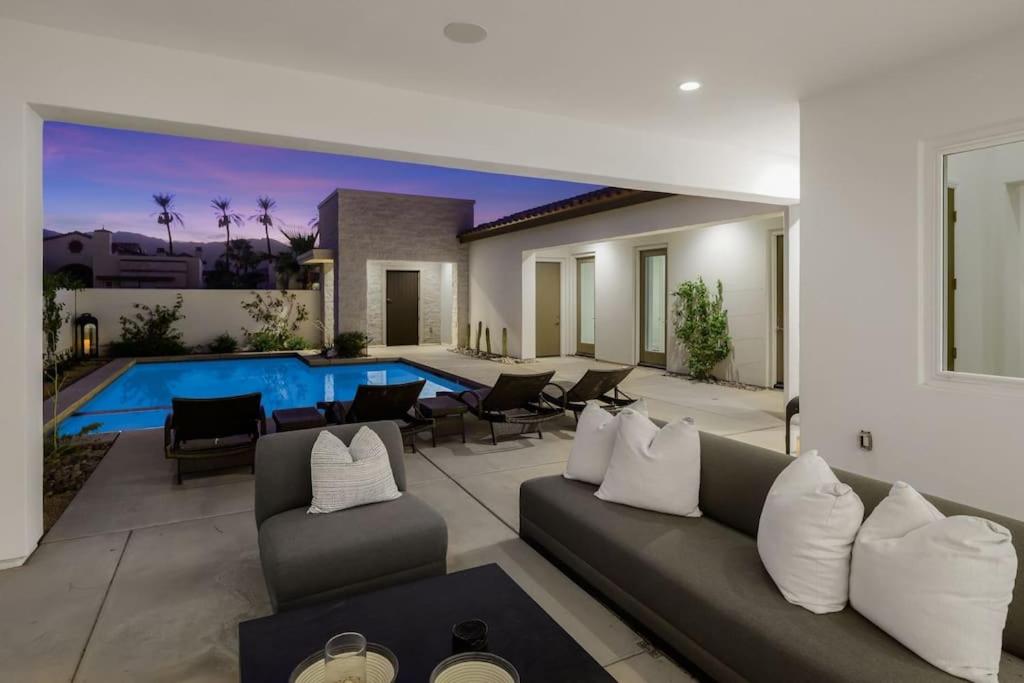La Quinta Contemporary Home with a View