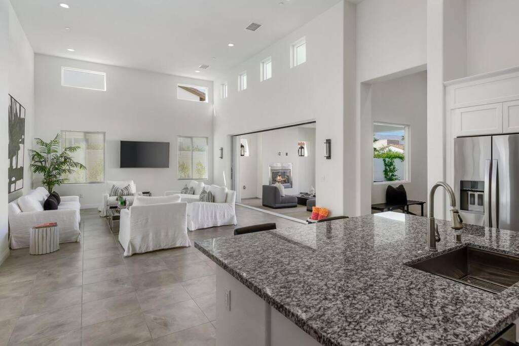 La Quinta Contemporary Home with a View