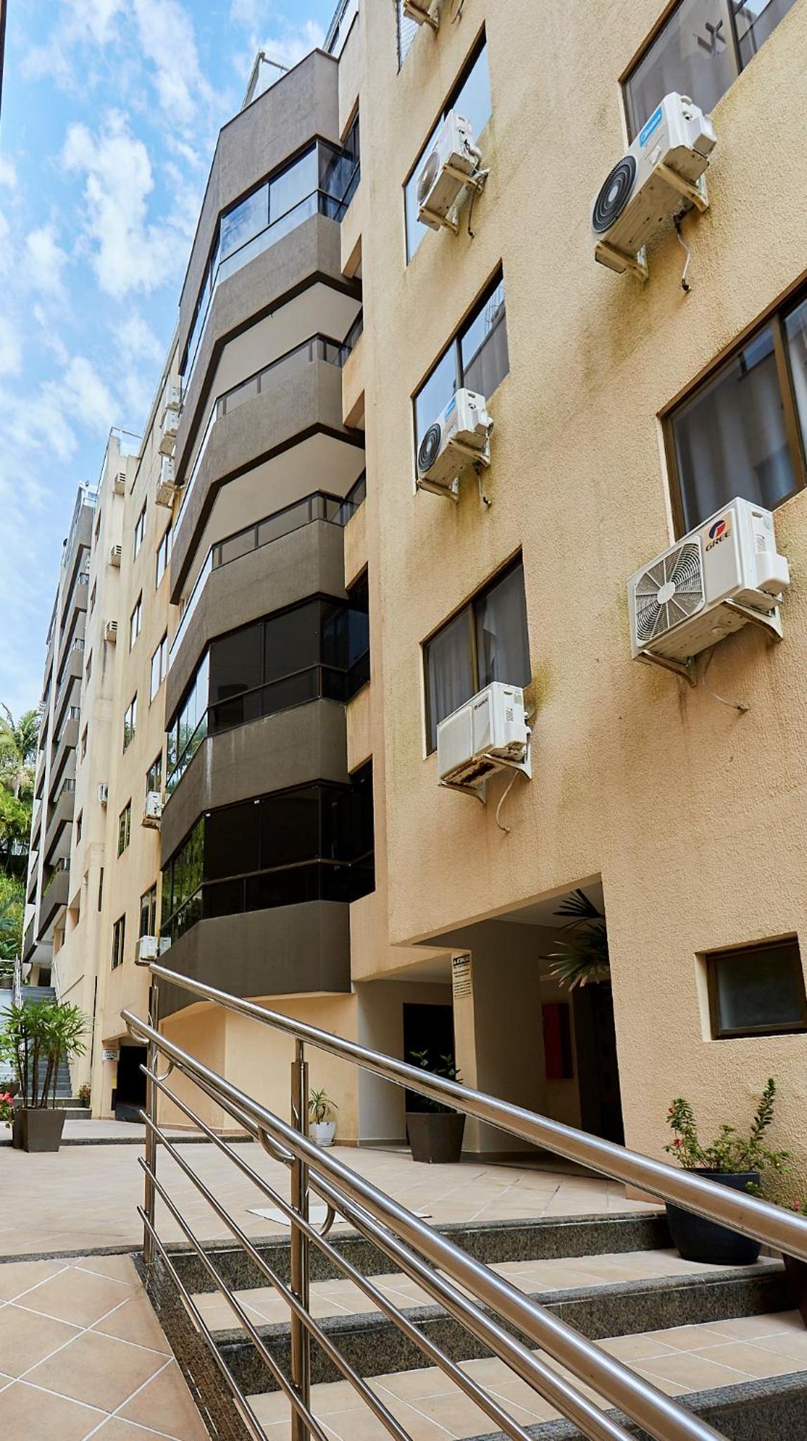 187 Apartamento 50m da Praia. Bela vista ao mar. Em Avenida principal de Bombinhas.