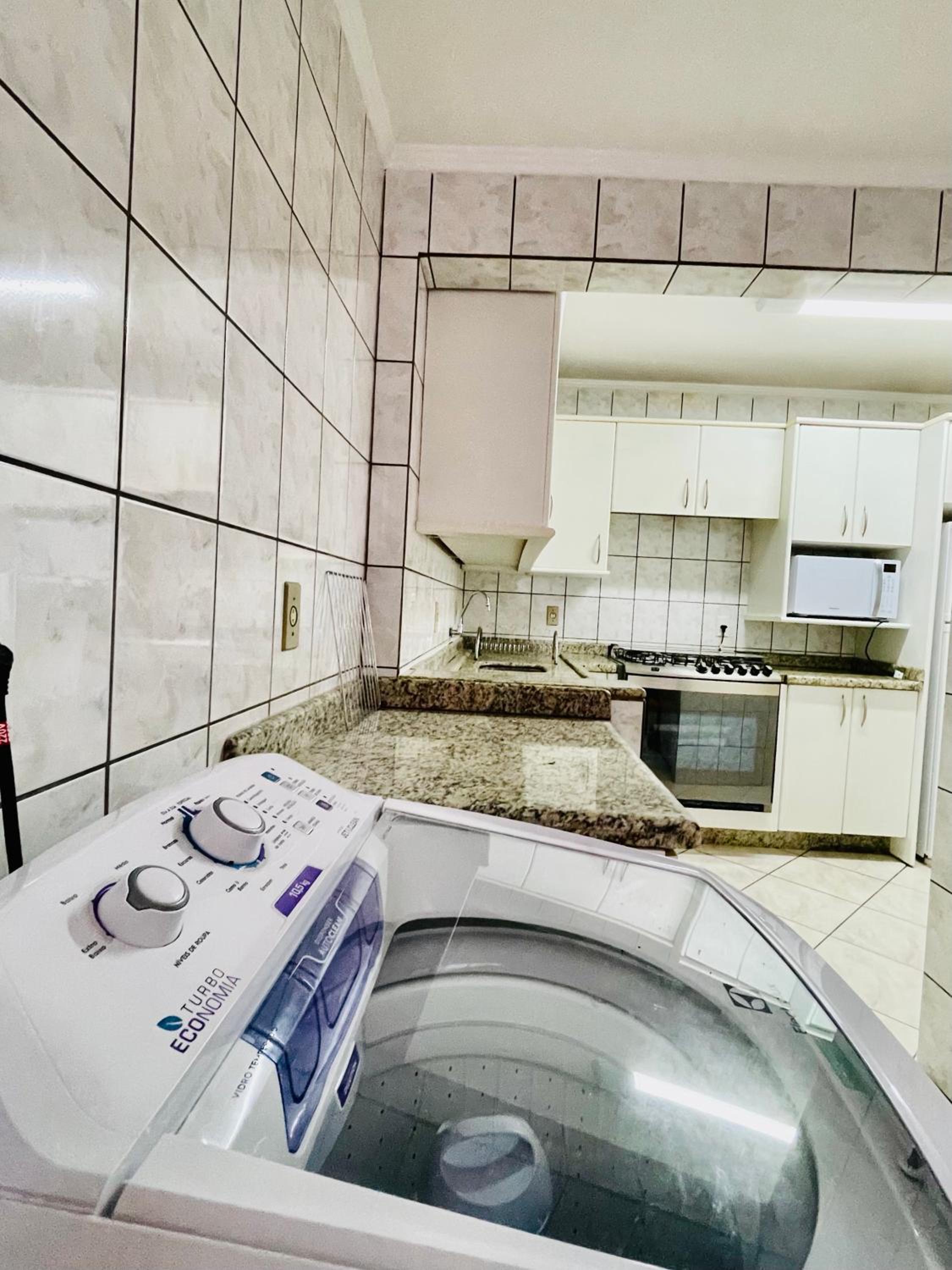 187 Apartamento 50m da Praia. Bela vista ao mar. Em Avenida principal de Bombinhas.
