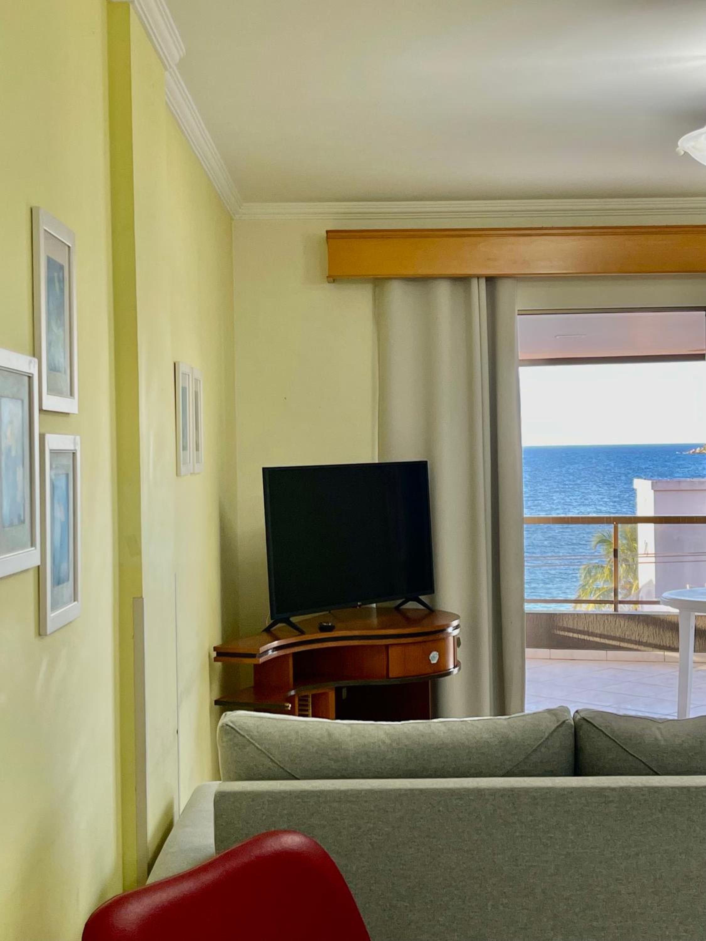 187 Apartamento 50m da Praia. Bela vista ao mar. Em Avenida principal de Bombinhas.
