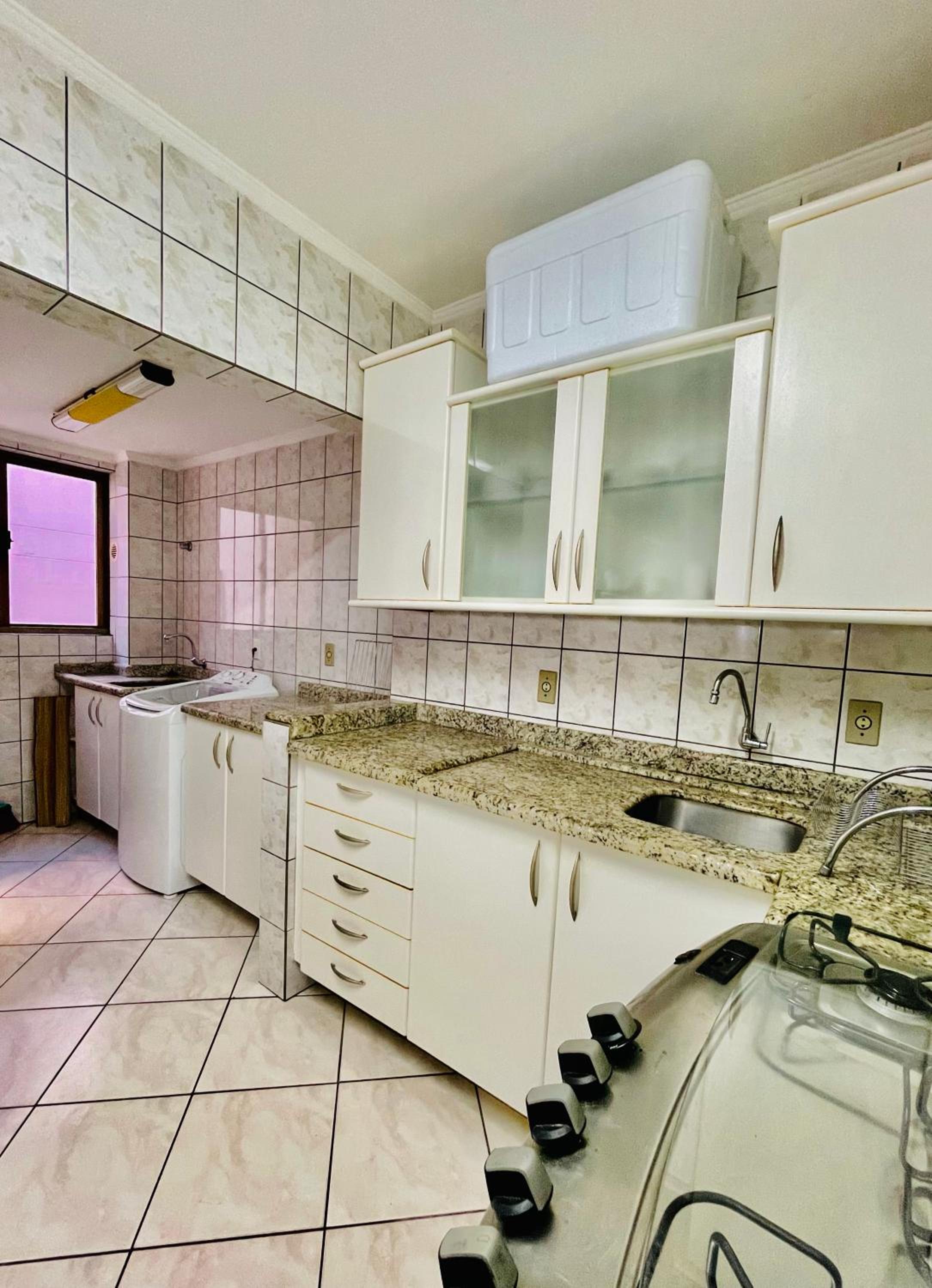 187 Apartamento 50m da Praia. Bela vista ao mar. Em Avenida principal de Bombinhas.