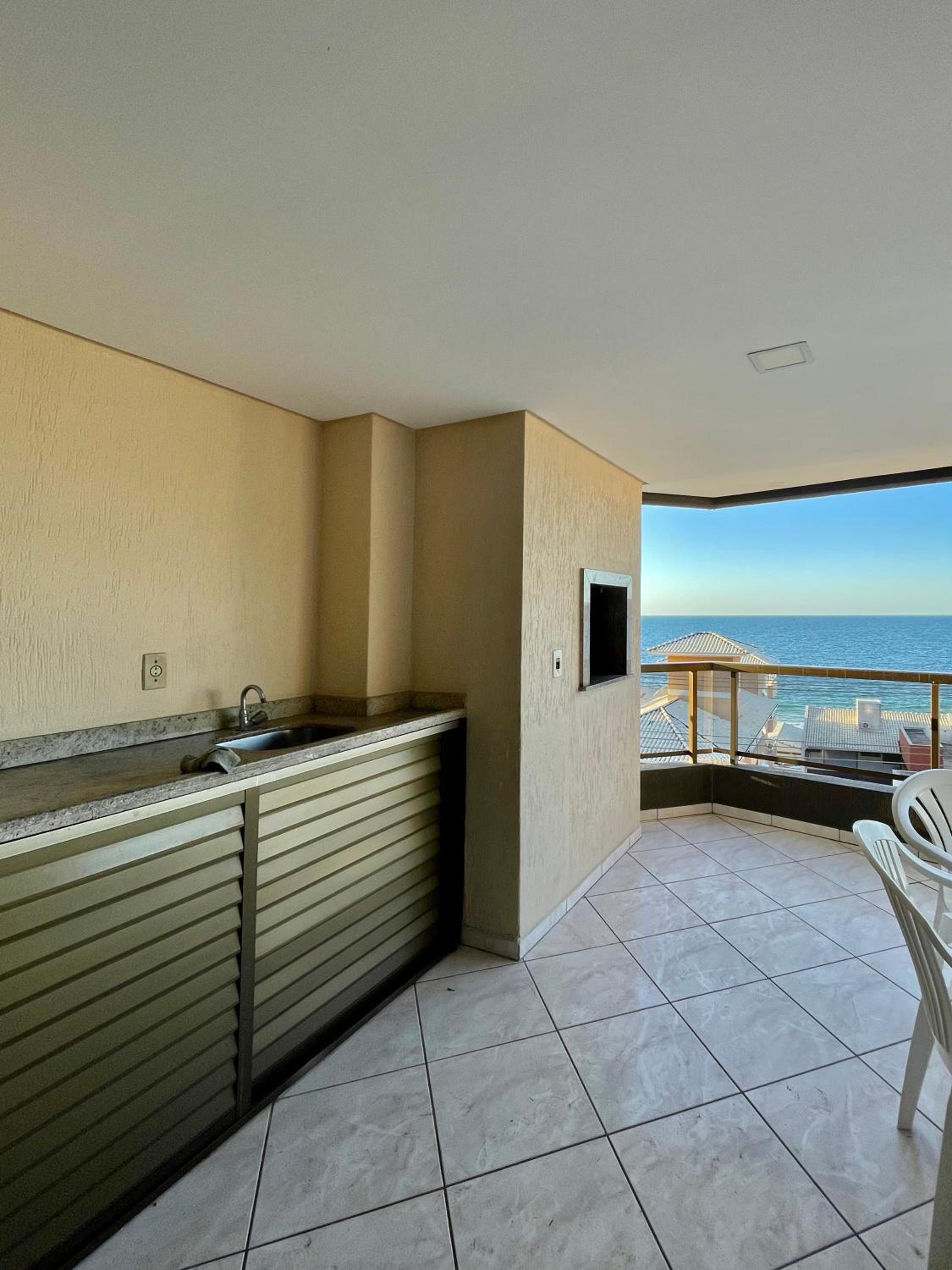 187 Apartamento 50m da Praia. Bela vista ao mar. Em Avenida principal de Bombinhas.
