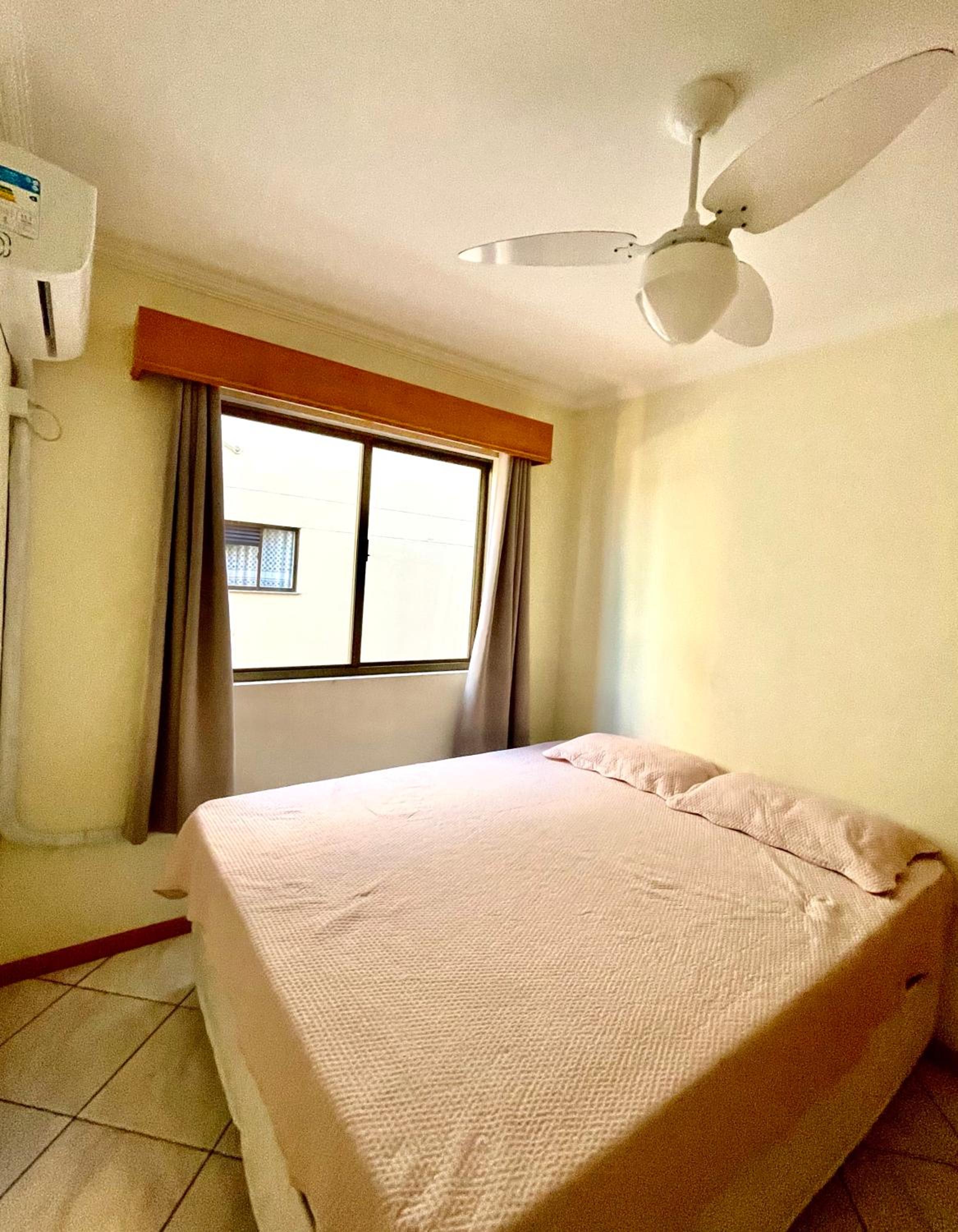 187 Apartamento 50m da Praia. Bela vista ao mar. Em Avenida principal de Bombinhas.