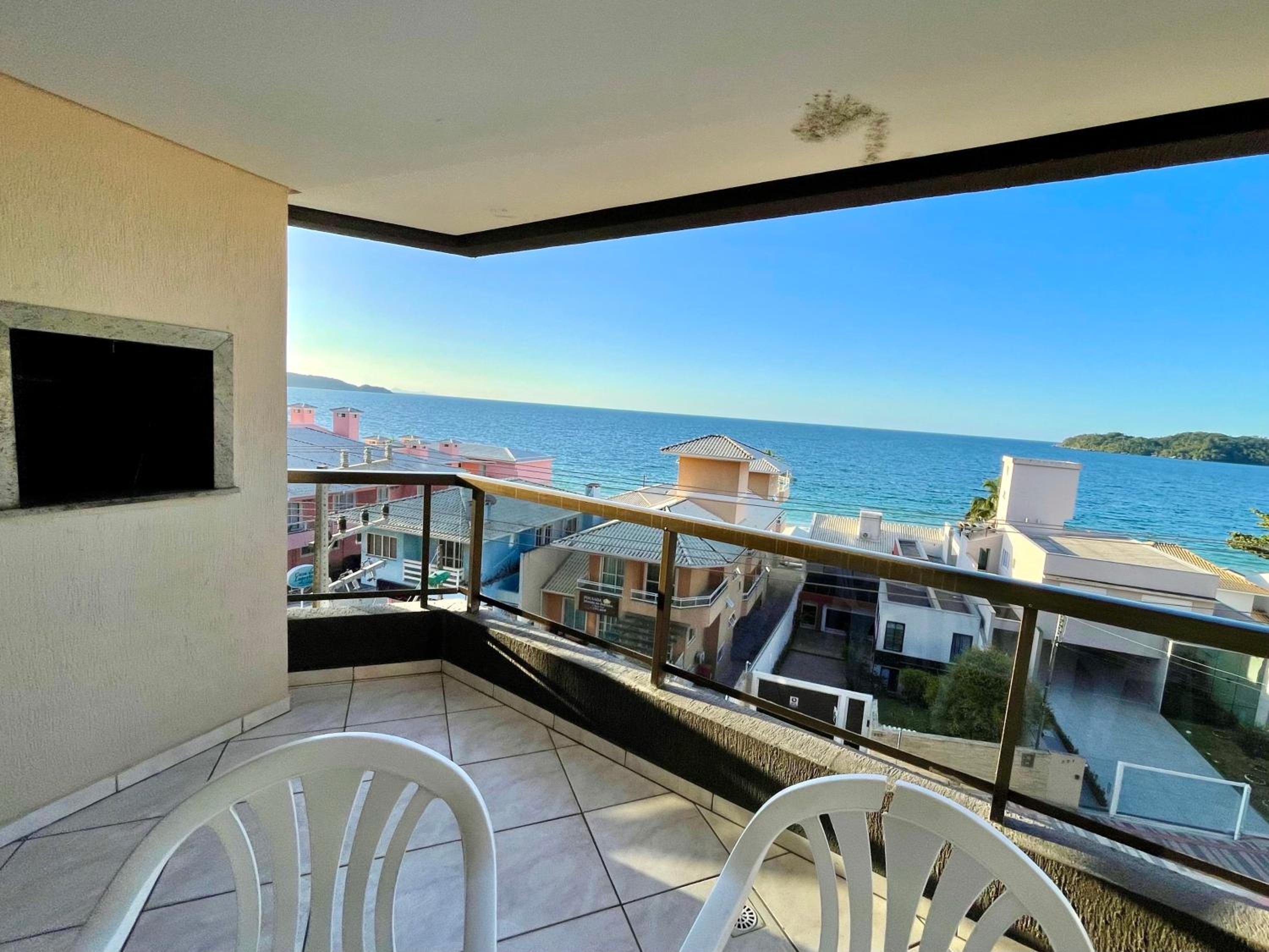 187 Apartamento 50m da Praia. Bela vista ao mar. Em Avenida principal de Bombinhas.