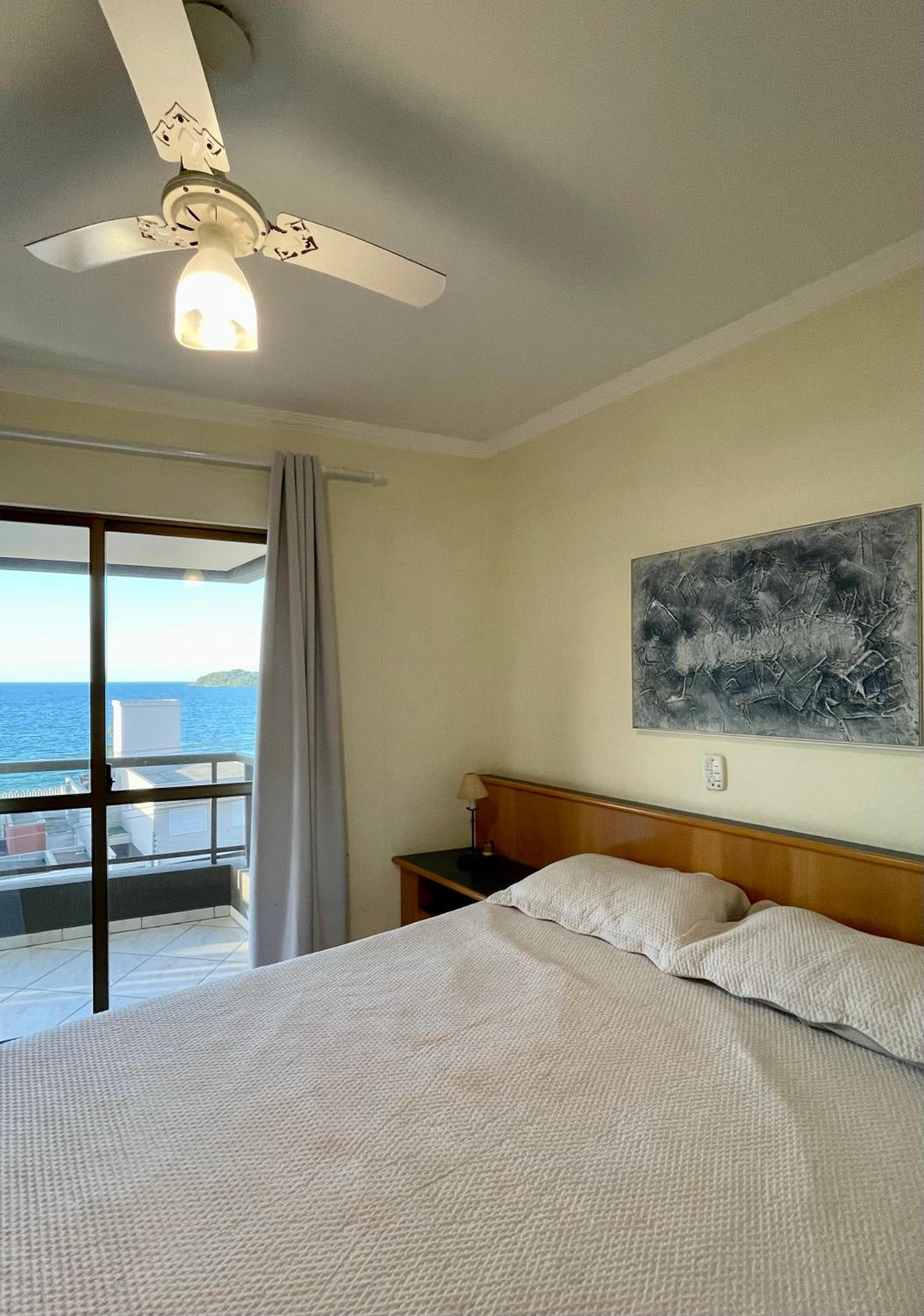 187 Apartamento 50m da Praia. Bela vista ao mar. Em Avenida principal de Bombinhas.