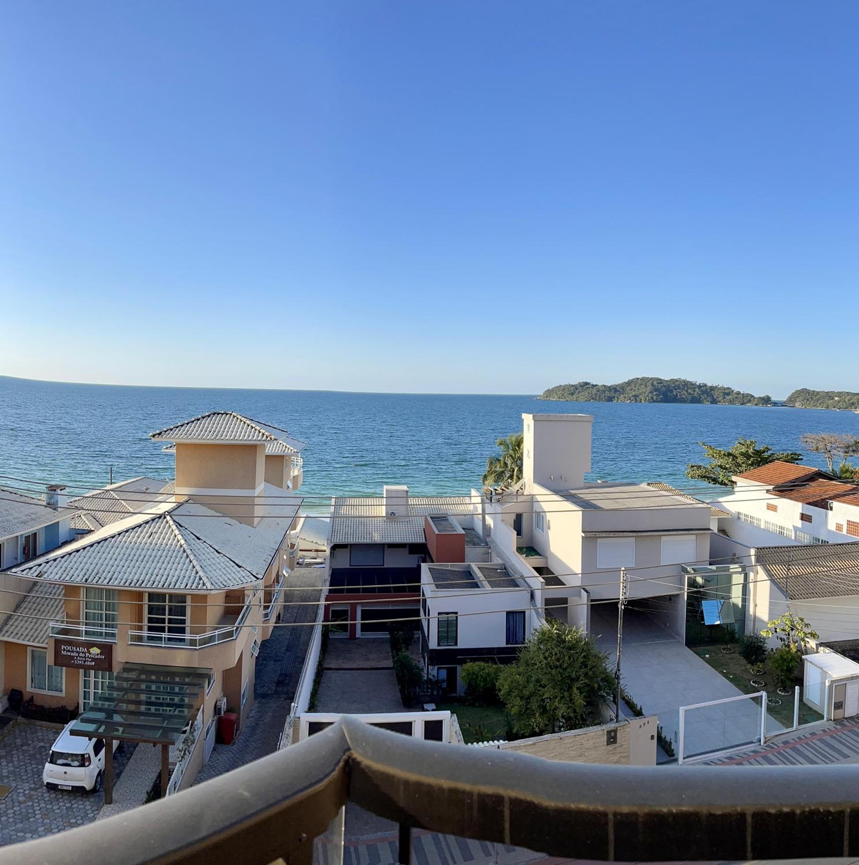 187 Apartamento 50m da Praia. Bela vista ao mar. Em Avenida principal de Bombinhas.