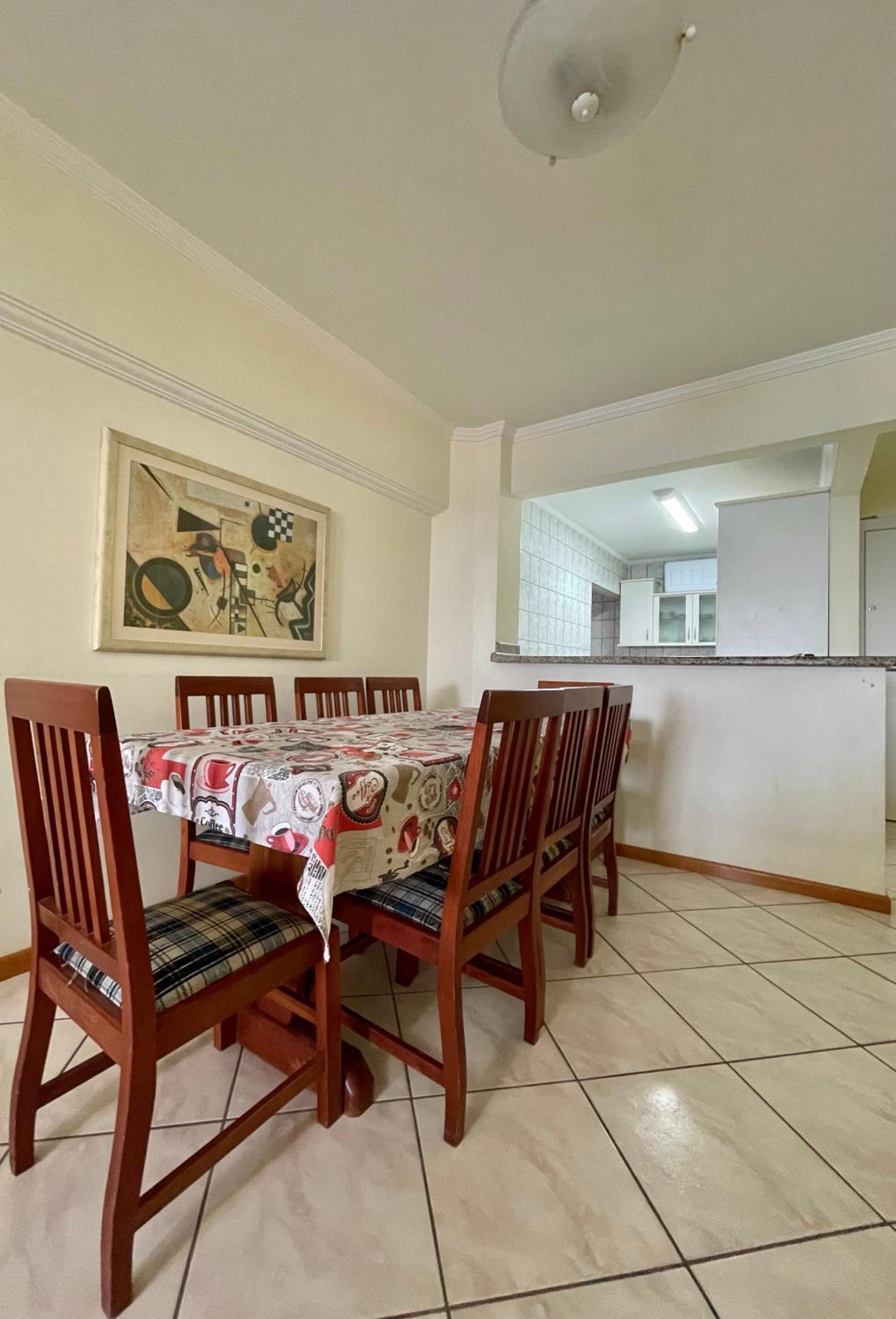 187 Apartamento 50m da Praia. Bela vista ao mar. Em Avenida principal de Bombinhas.
