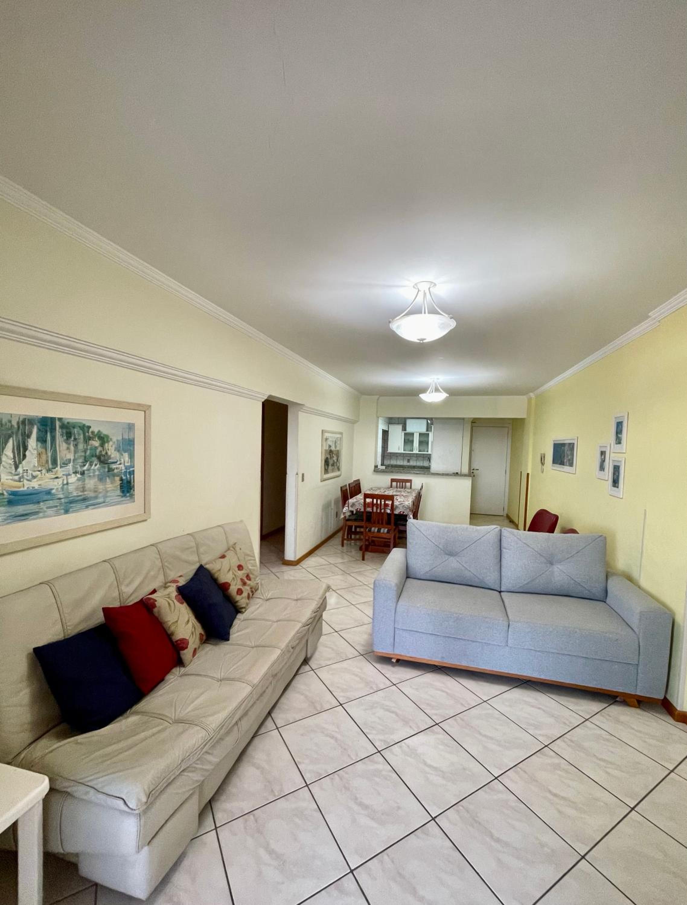 187 Apartamento 50m da Praia. Bela vista ao mar. Em Avenida principal de Bombinhas.