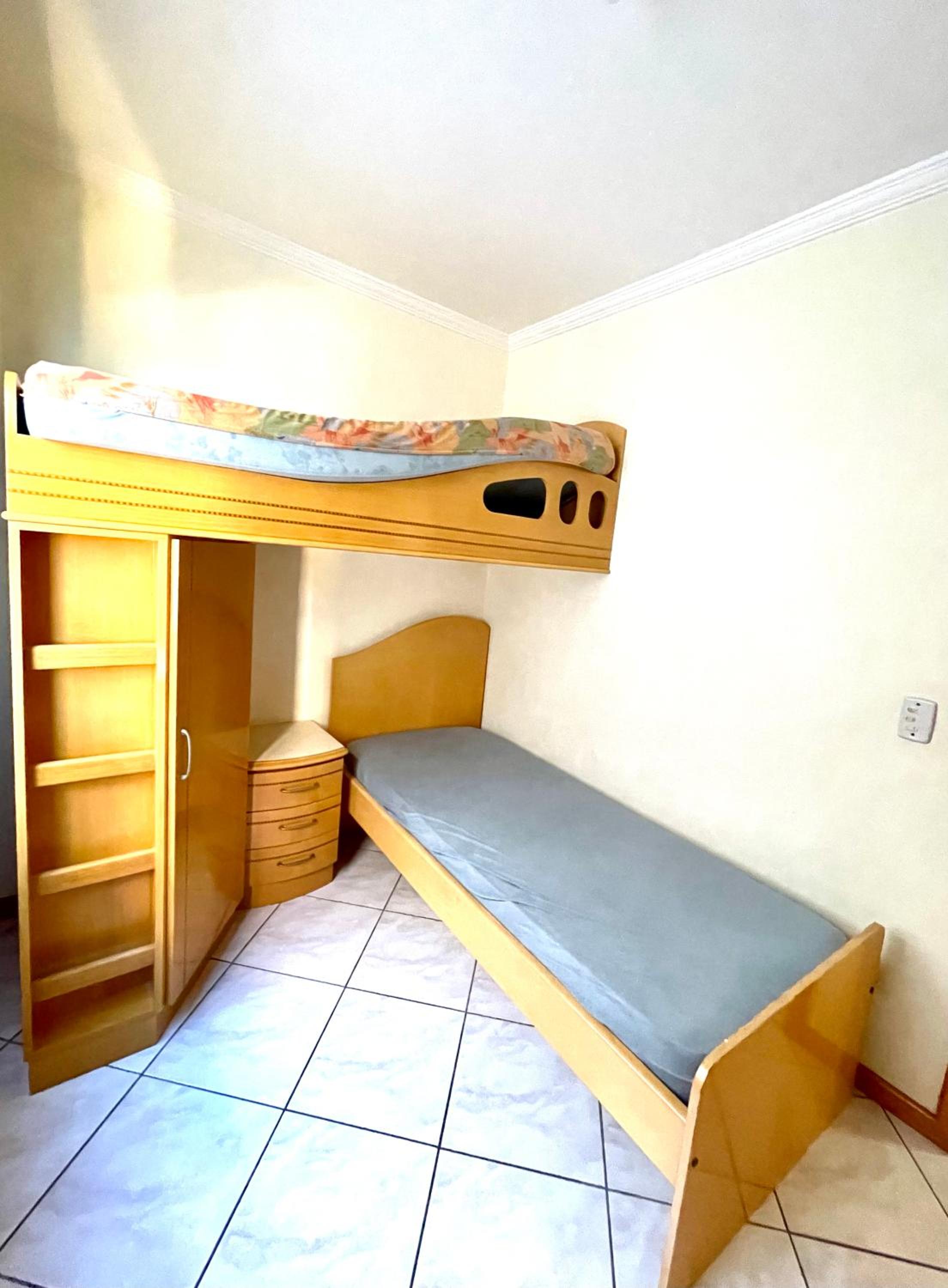 187 Apartamento 50m da Praia. Bela vista ao mar. Em Avenida principal de Bombinhas.
