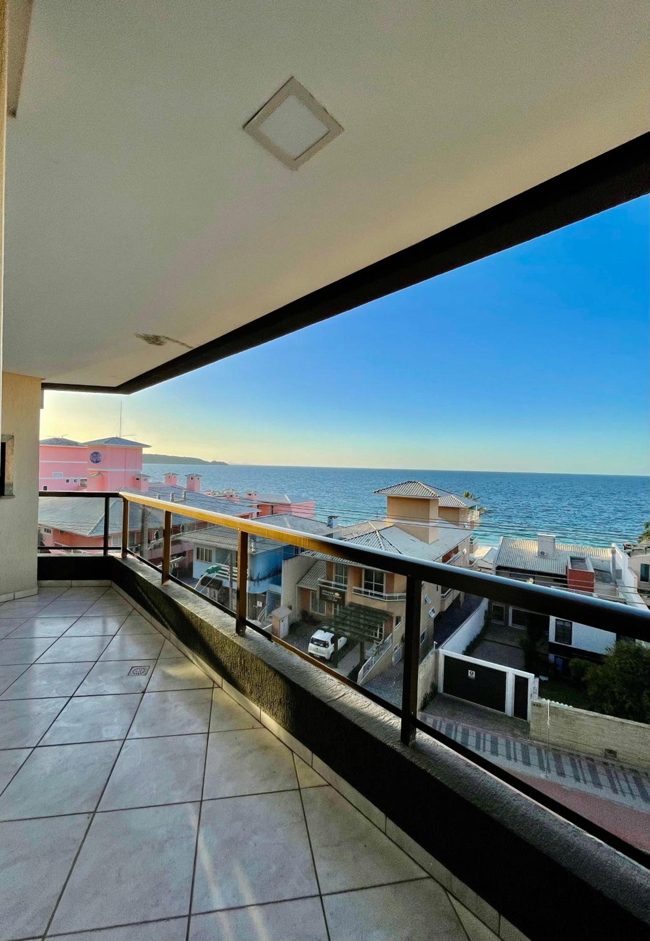 187 Apartamento 50m da Praia. Bela vista ao mar. Em Avenida principal de Bombinhas.