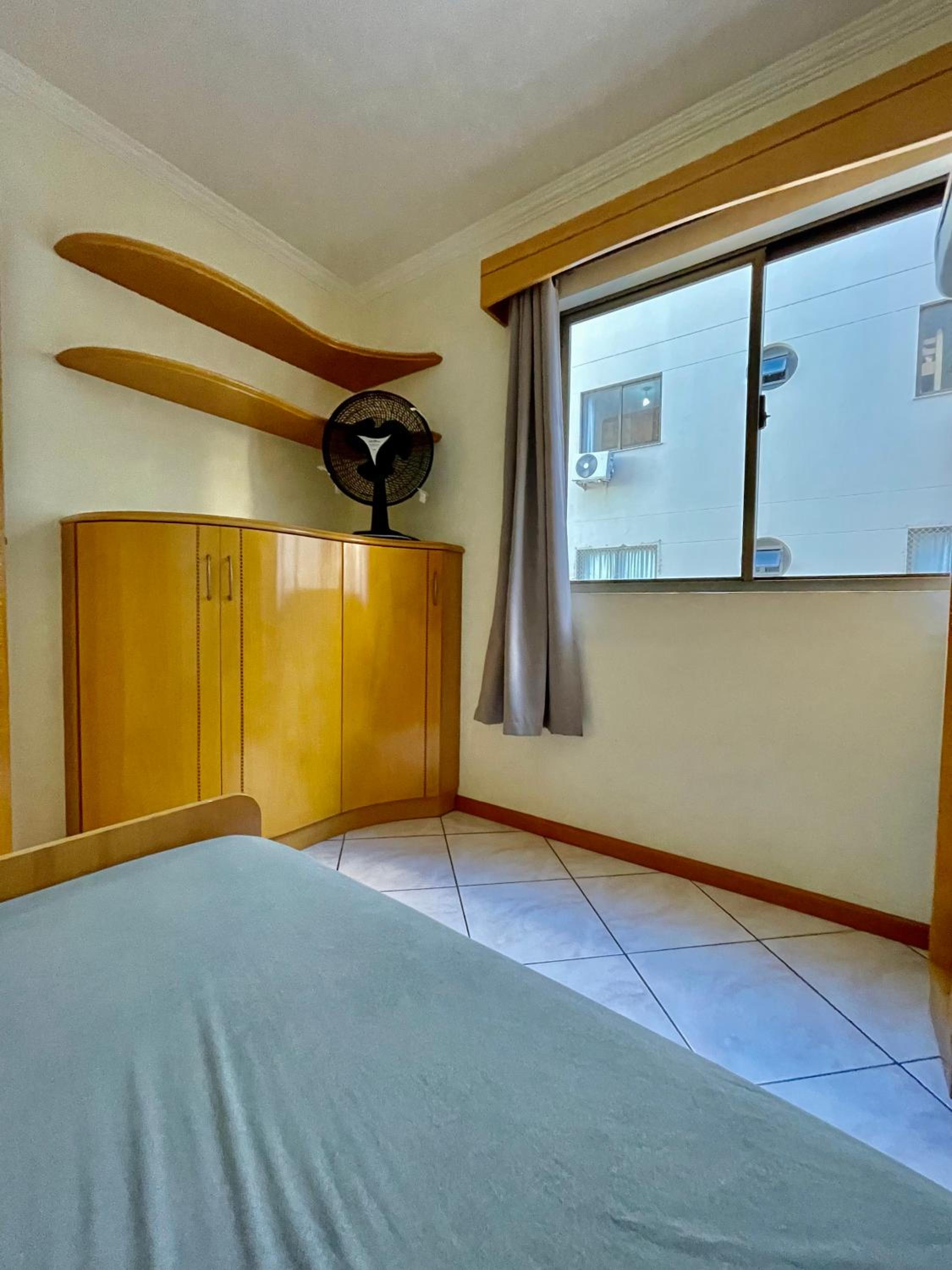 187 Apartamento 50m da Praia. Bela vista ao mar. Em Avenida principal de Bombinhas.