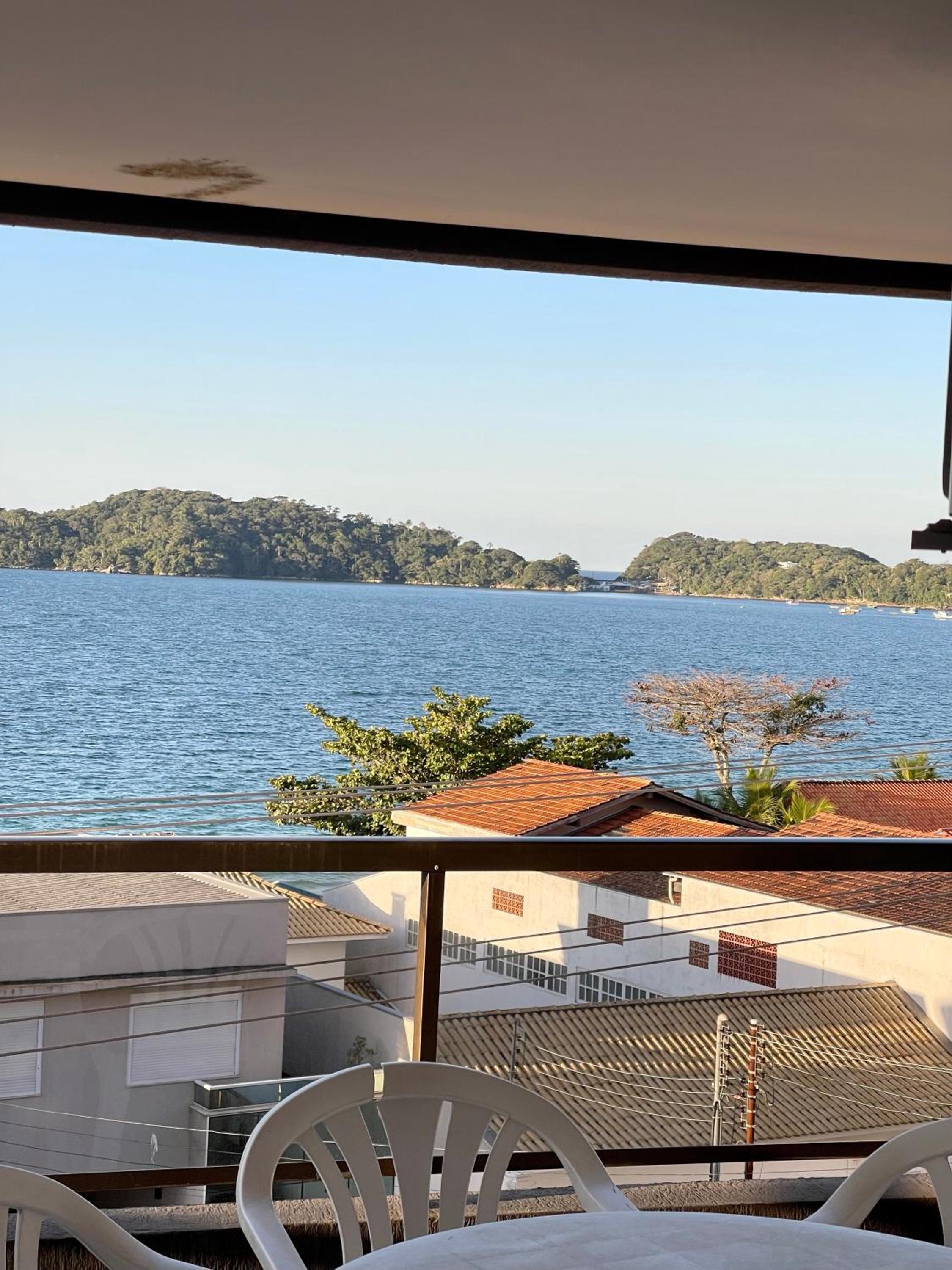 187 Apartamento 50m da Praia. Bela vista ao mar. Em Avenida principal de Bombinhas.