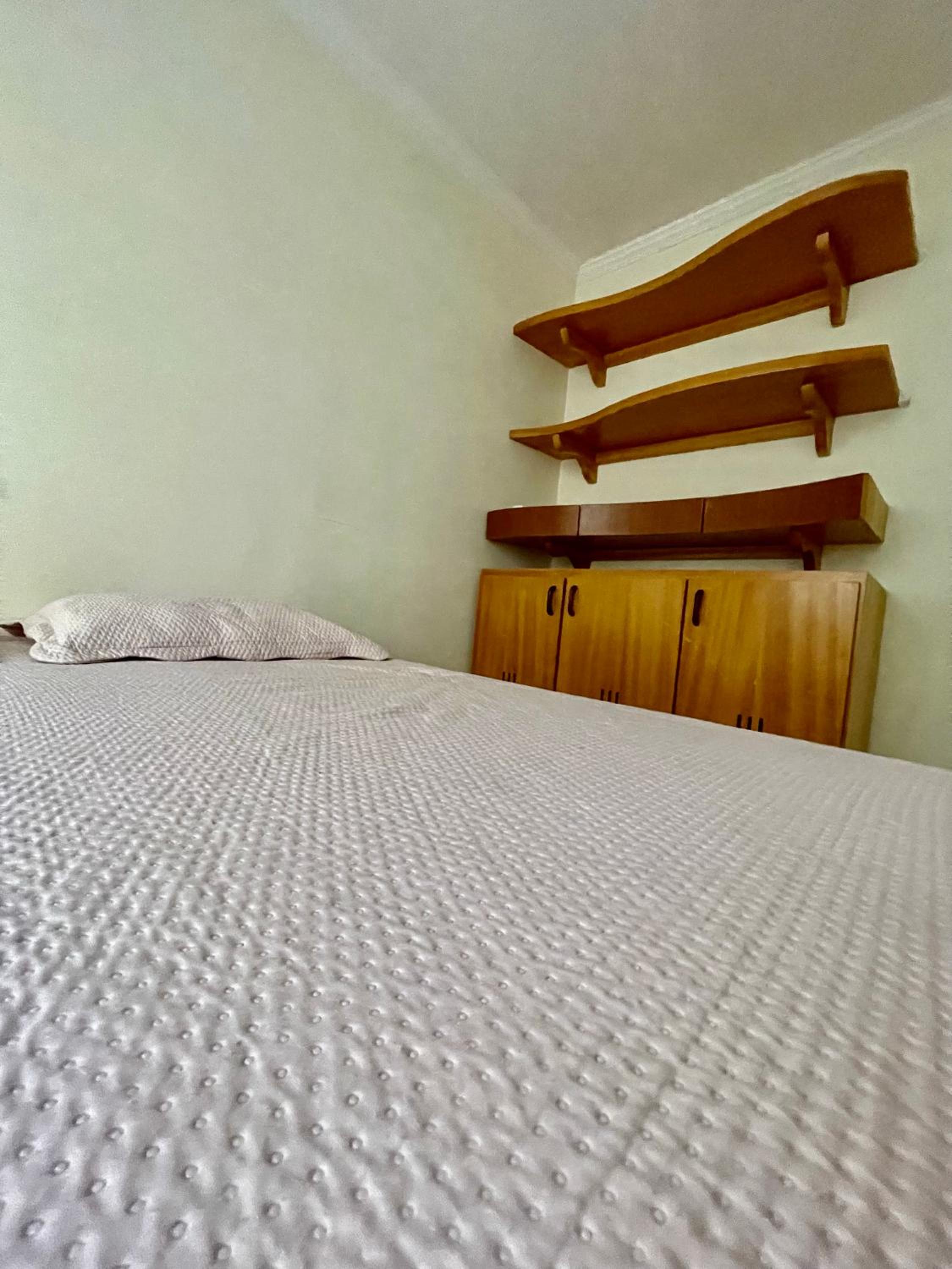 187 Apartamento 50m da Praia. Bela vista ao mar. Em Avenida principal de Bombinhas.