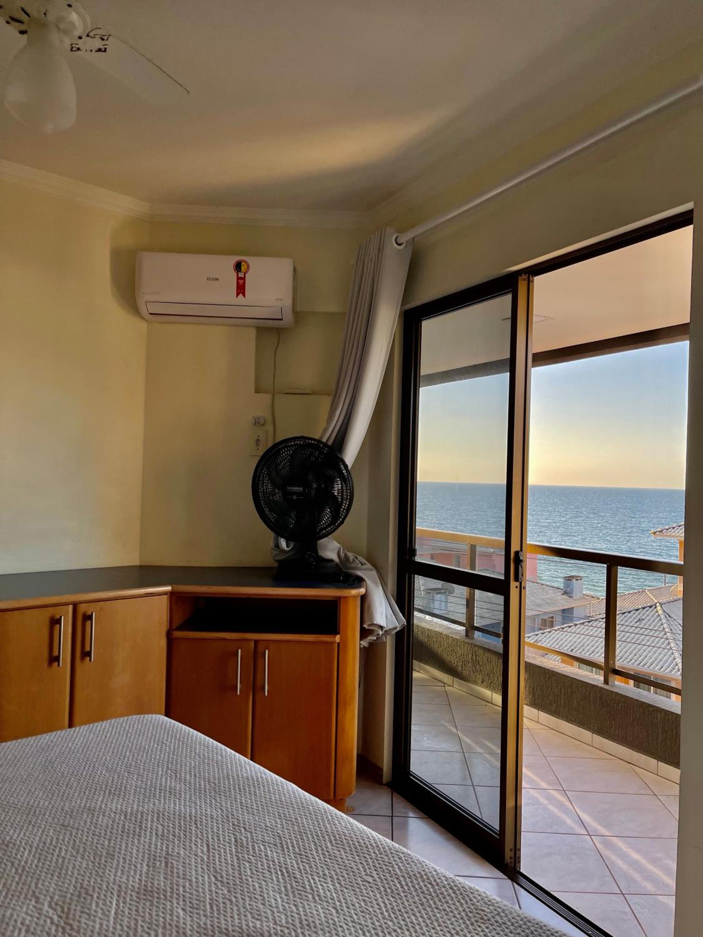 187 Apartamento 50m da Praia. Bela vista ao mar. Em Avenida principal de Bombinhas.