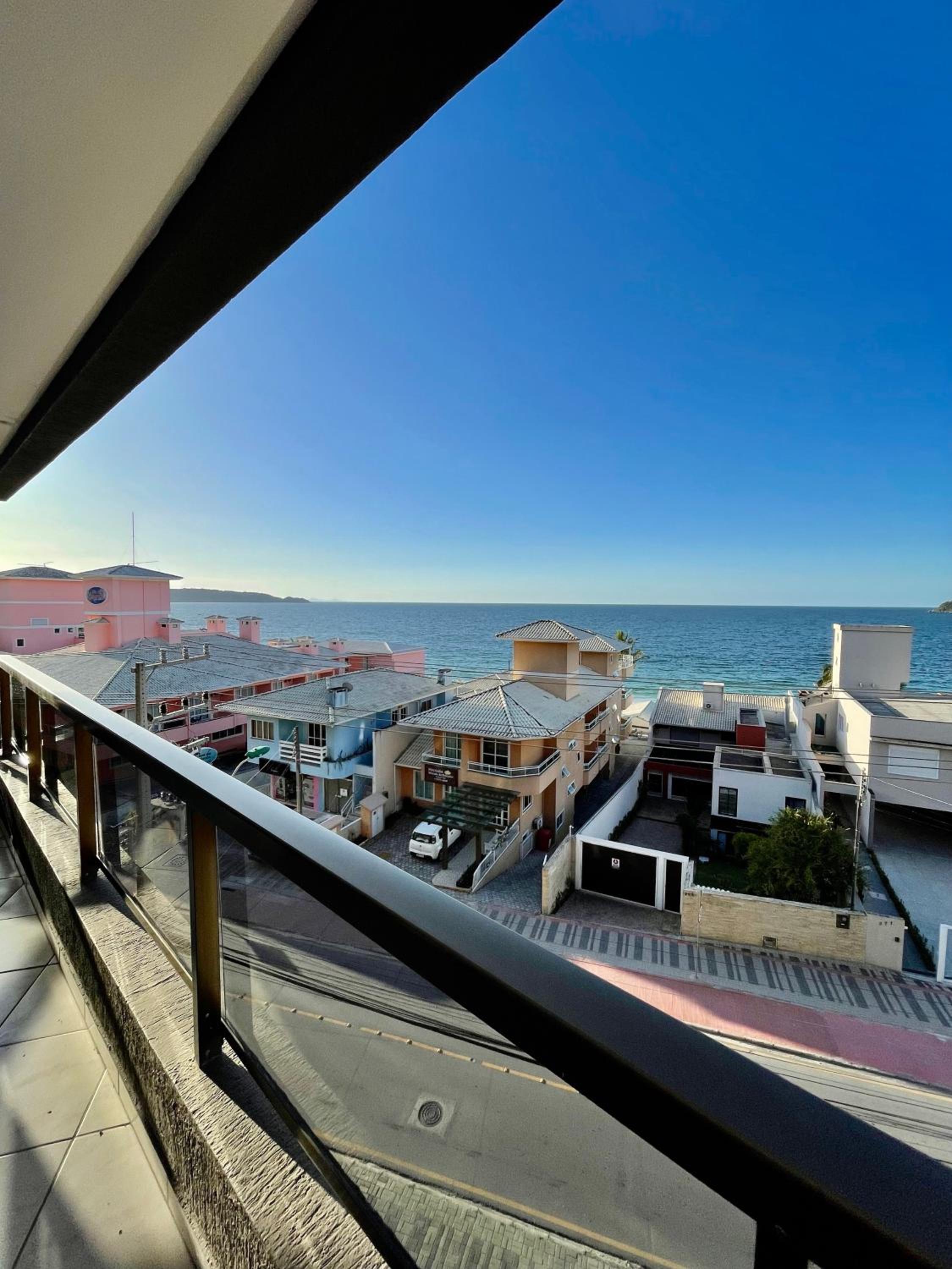 187 Apartamento 50m da Praia. Bela vista ao mar. Em Avenida principal de Bombinhas.