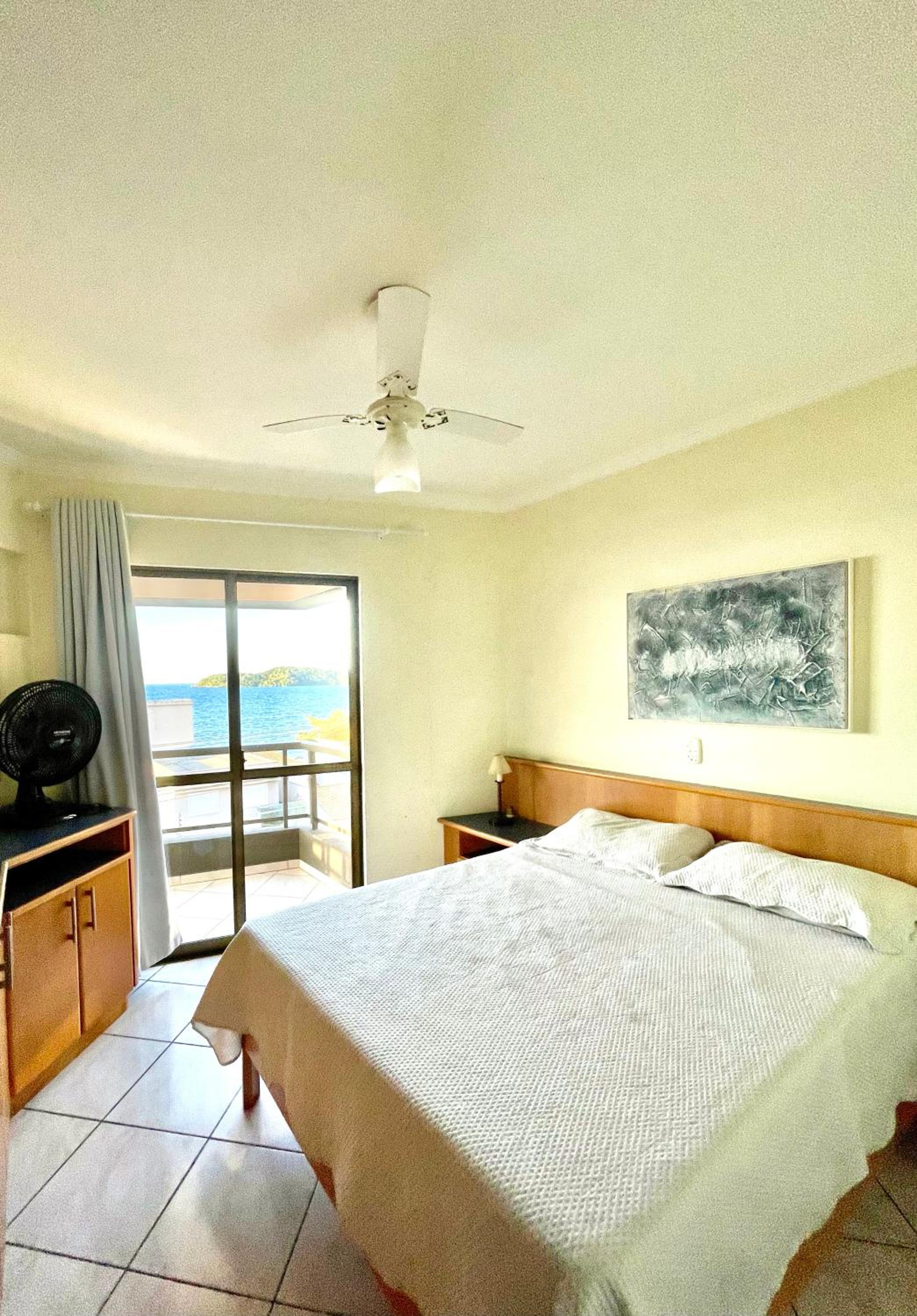 187 Apartamento 50m da Praia. Bela vista ao mar. Em Avenida principal de Bombinhas.