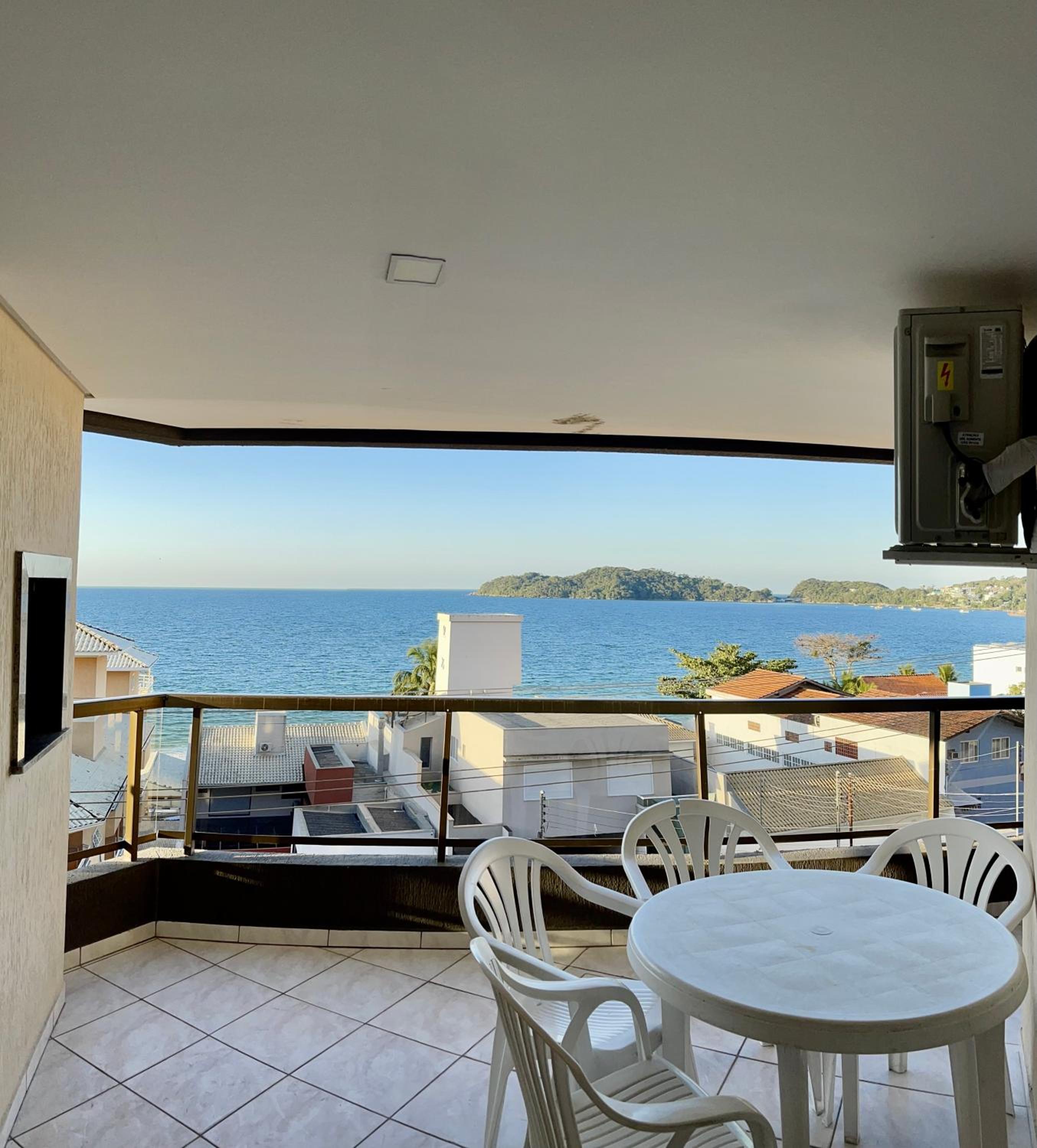 187 Apartamento 50m da Praia. Bela vista ao mar. Em Avenida principal de Bombinhas.